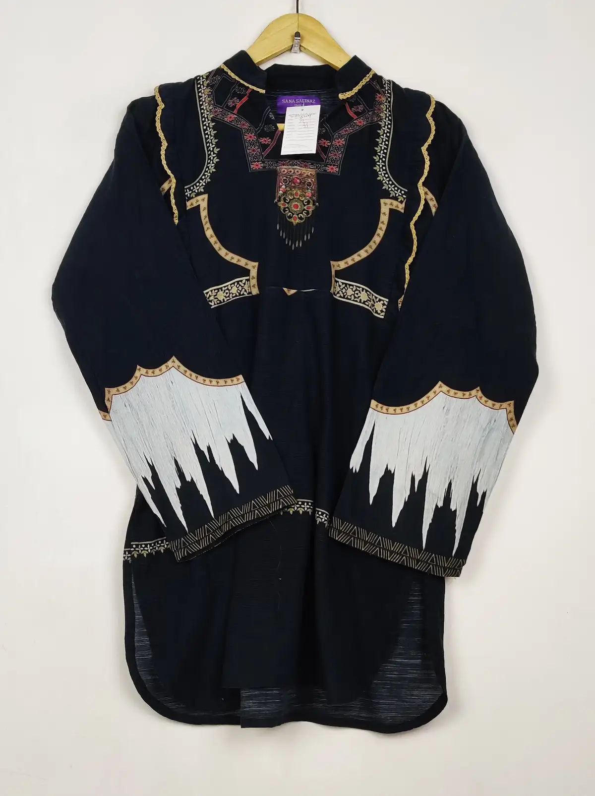 Buy online pre-used pre-loved 100% authentic & Original branded Sana Safinaz (WBK-3204) available in Pakistan. Top international brands avilable.