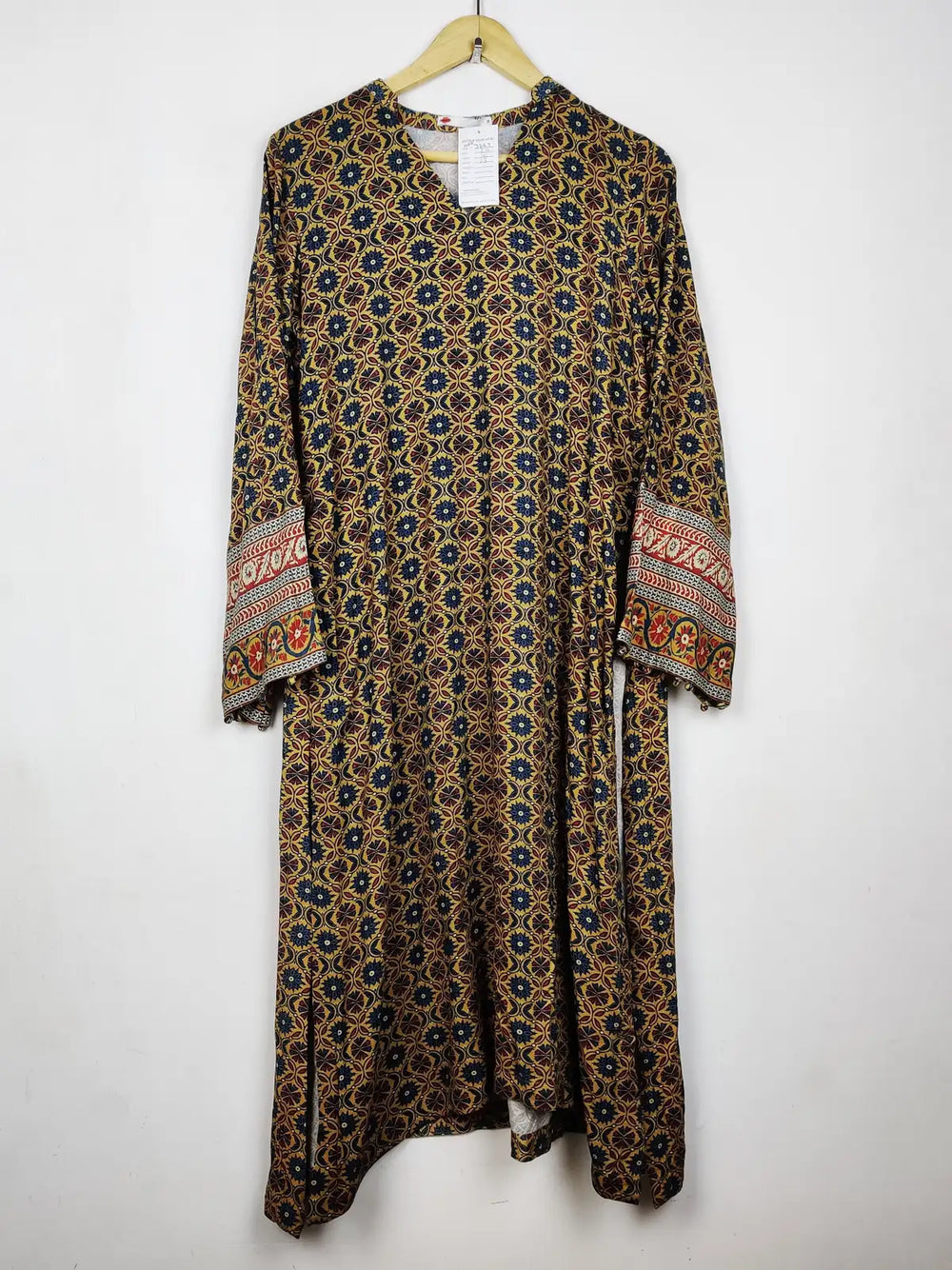 Buy online pre-used pre-loved 100% authentic & Original branded Khaadi (WBK-3222) available in Pakistan. Top international brands avilable.
