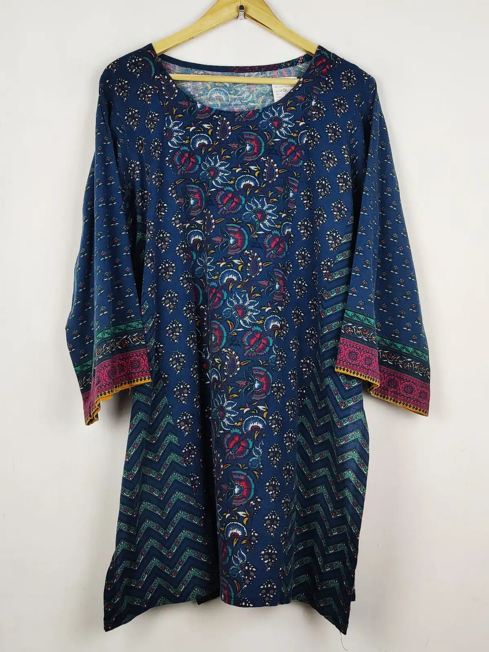 Buy online pre-used pre-loved 100% authentic & Original branded Unknown Brand (WBK-3274) available in Pakistan. Top international brands avilable.