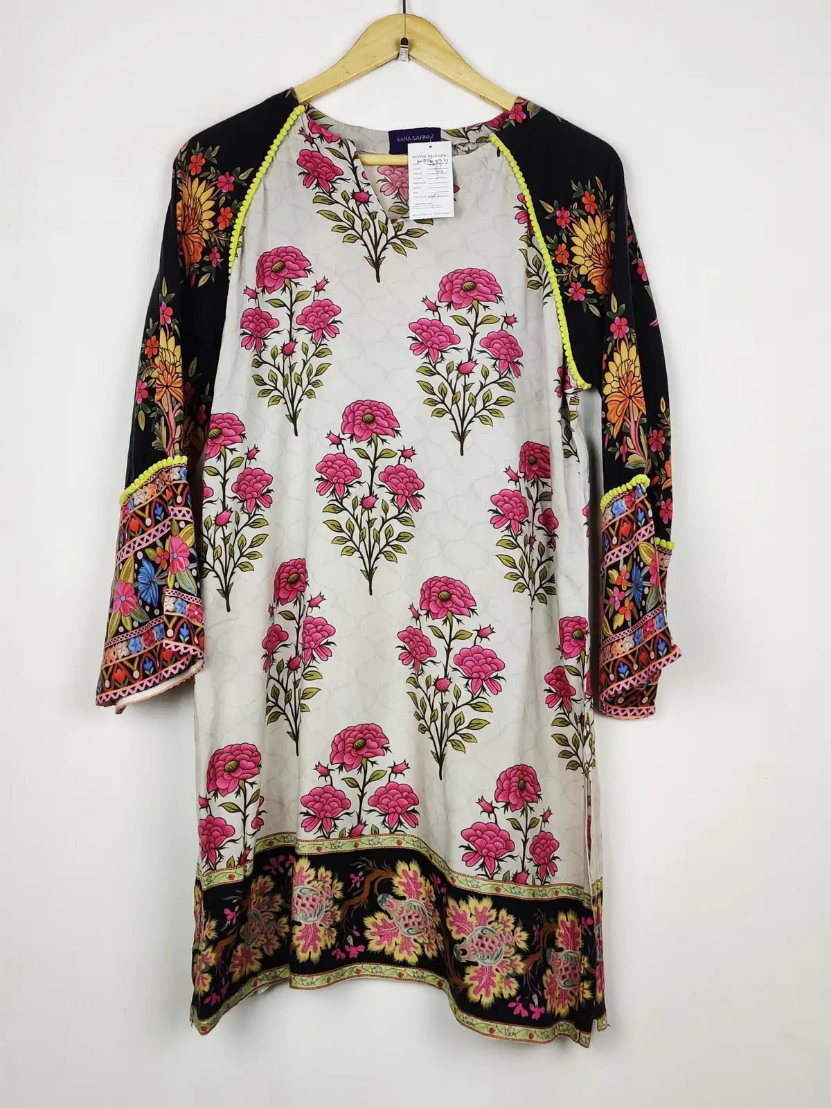 Buy online pre-used pre-loved 100% authentic & Original branded Sana Safinaz (WBK-3324) available in Pakistan. Top international brands avilable.