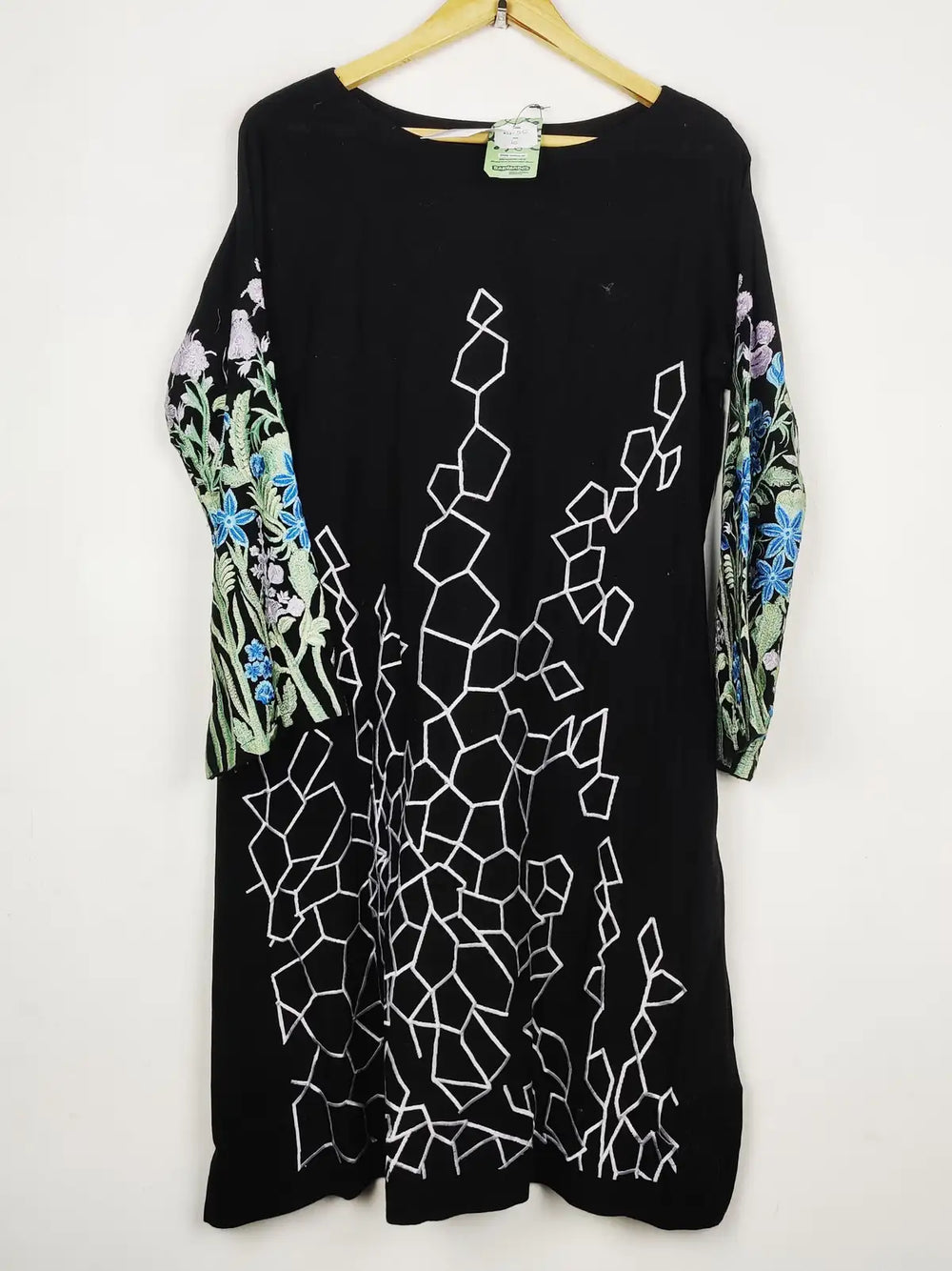 Buy online pre-used pre-loved 100% authentic & Original branded Unknown Brand (WBK-3348) available in Pakistan. Top international brands avilable.