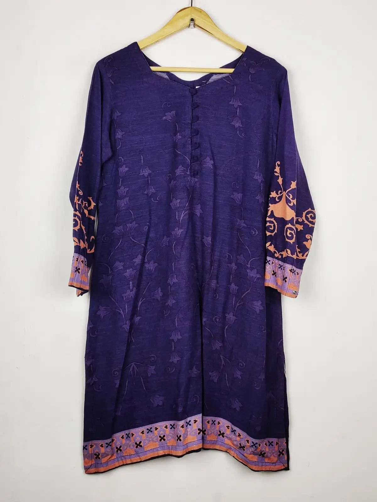 Buy online pre-used pre-loved 100% authentic & Original branded Unknown Brand (WBK-3392) available in Pakistan. Top international brands avilable.