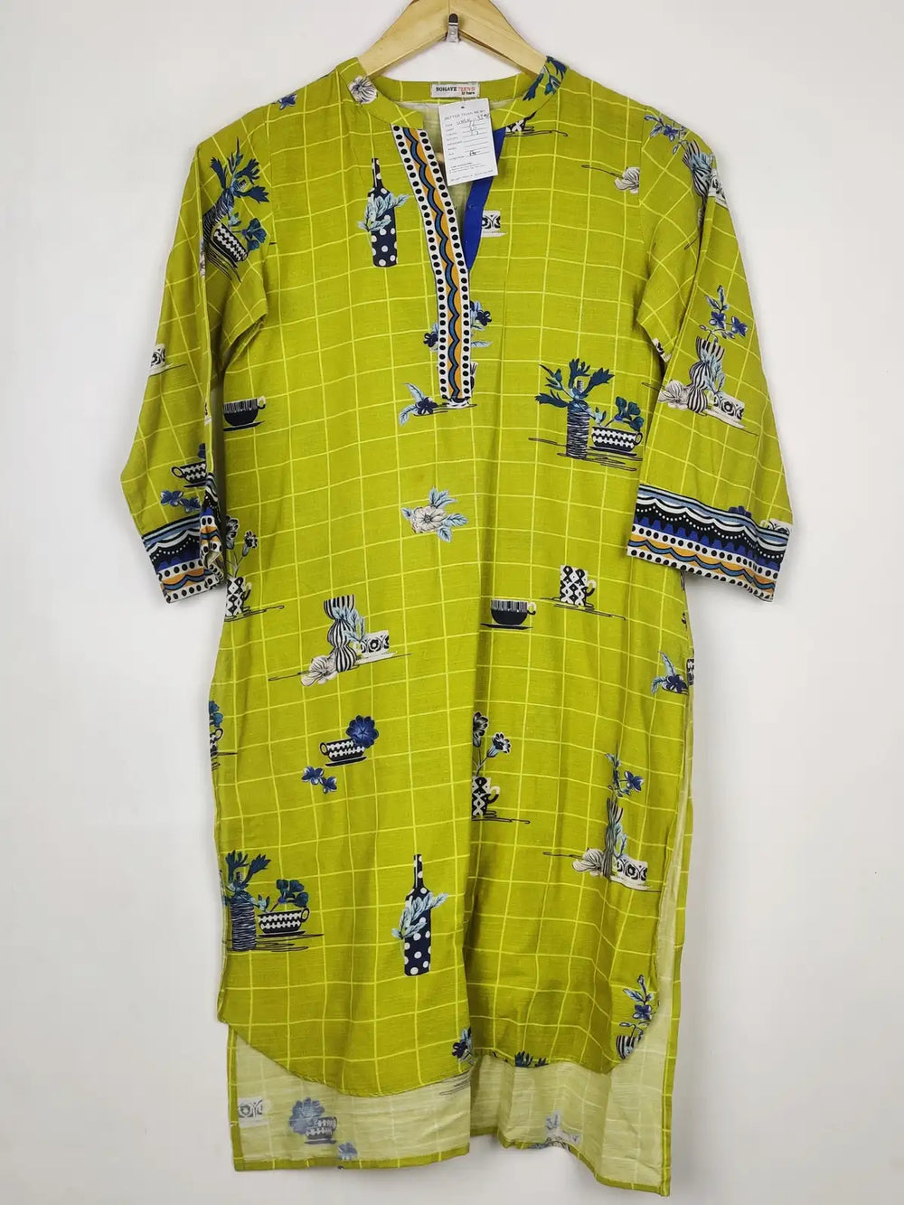 Buy online pre-used pre-loved 100% authentic & Original branded Sohaye (WBK-3398) available in Pakistan. Top international brands avilable.