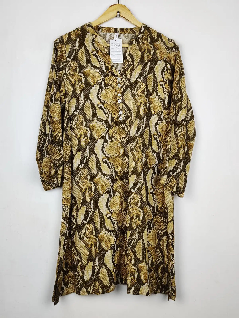 Buy online pre-used pre-loved 100% authentic & Original branded Ethnic (WBK-3402) available in Pakistan. Top international brands avilable.