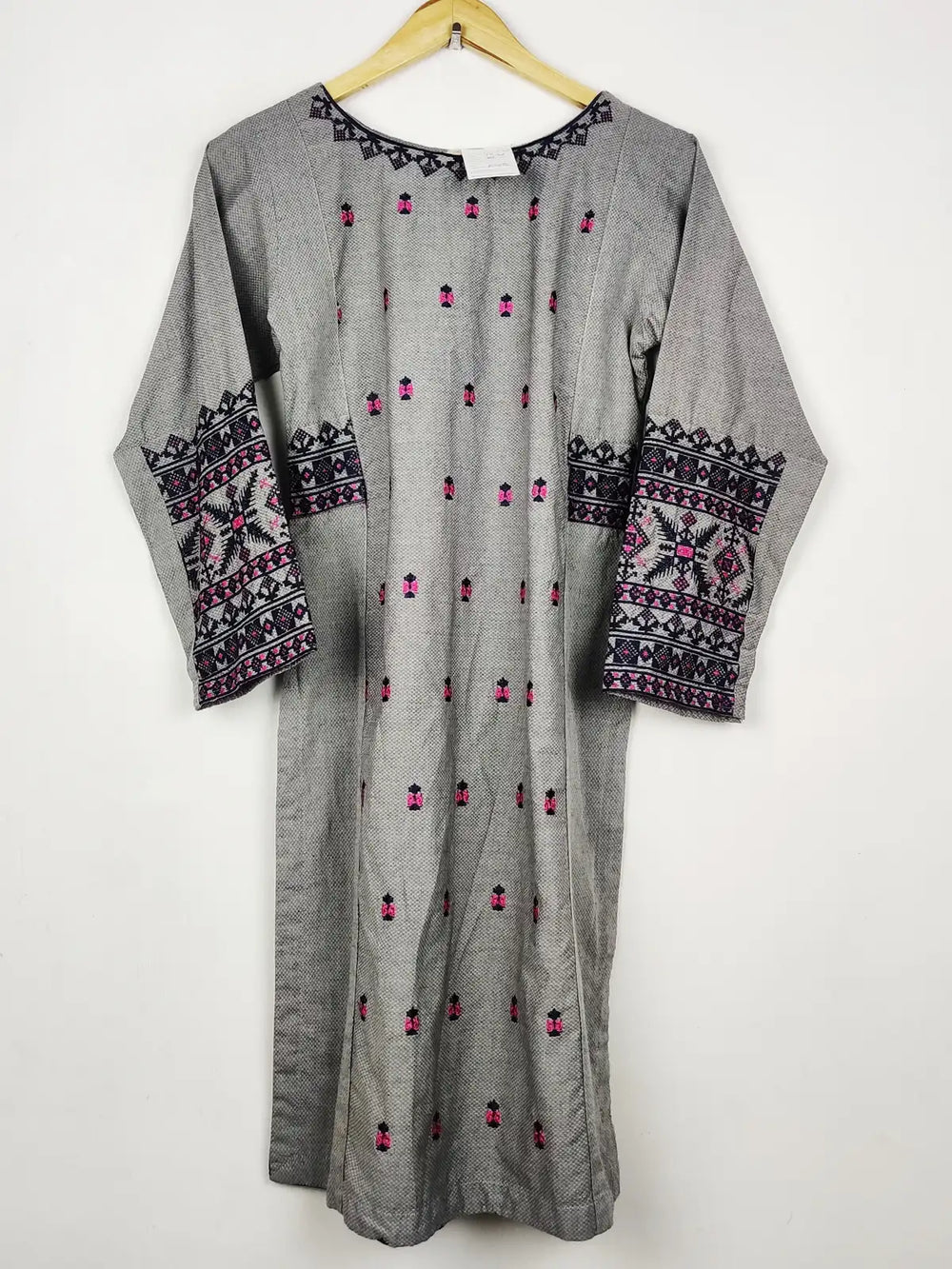 Buy online pre-used pre-loved 100% authentic & Original branded Dabka (WBK-3413) available in Pakistan. Top international brands avilable.