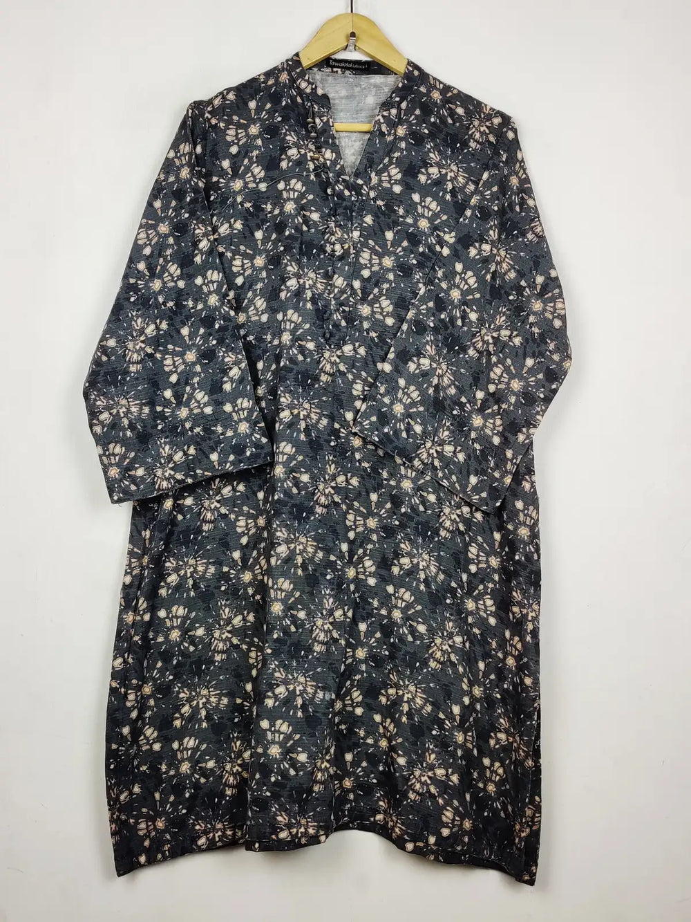 Buy online pre-used pre-loved 100% authentic & Original branded Tawakal (WBK-3460) available in Pakistan. Top international brands avilable.