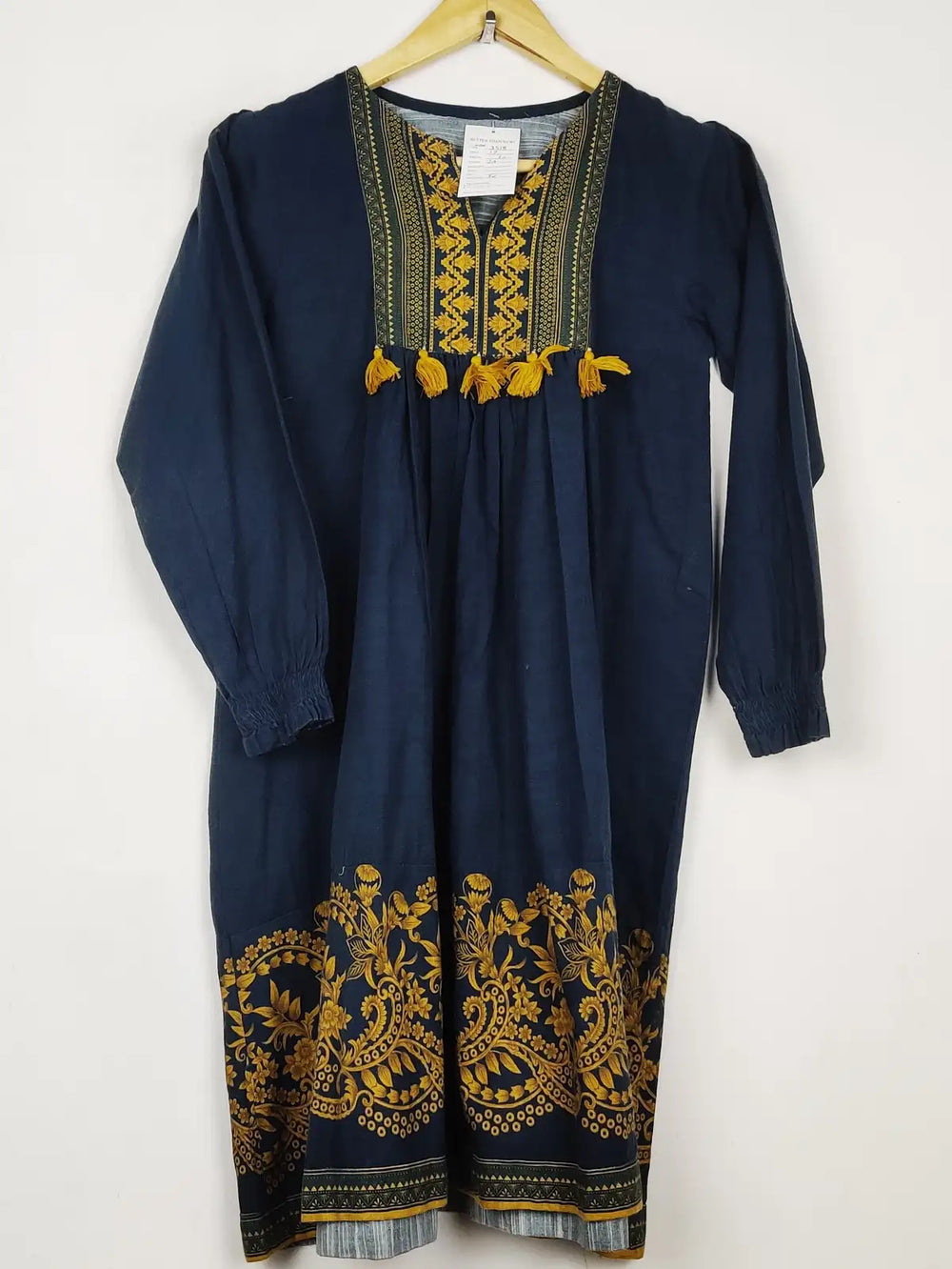 Buy online pre-used pre-loved 100% authentic & Original branded Unknown Brand (WBK-3518) available in Pakistan. Top international brands avilable.