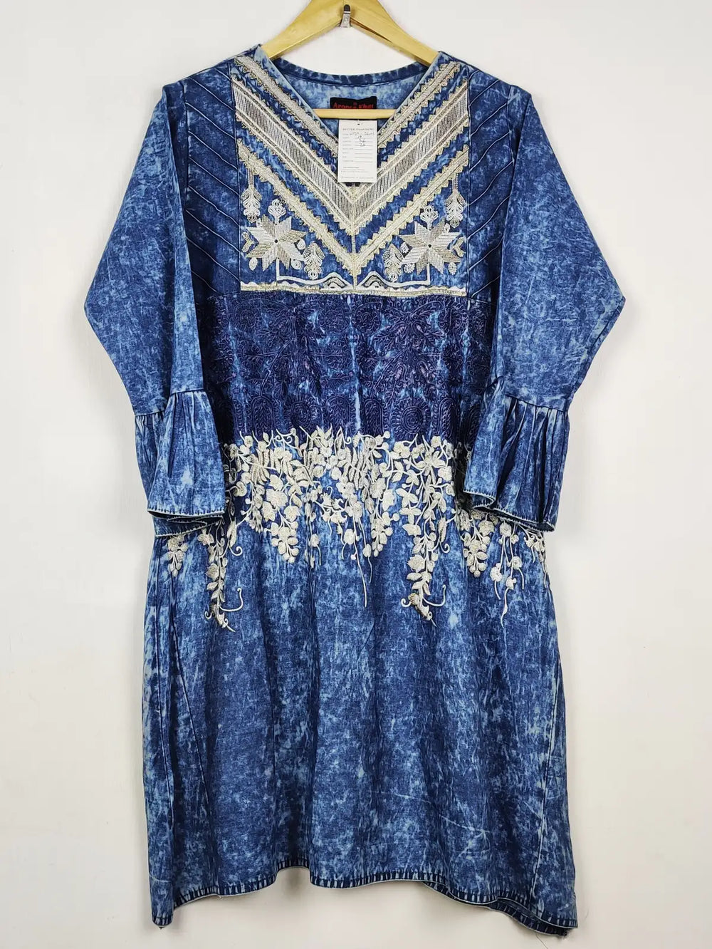 Buy online pre-used pre-loved 100% authentic & Original branded Aroose Khas (WBK-3601) available in Pakistan. Top international brands avilable.