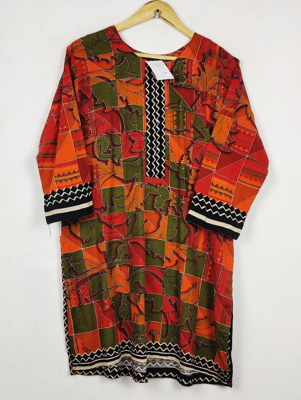 Buy online pre-used pre-loved 100% authentic & Original branded Crown Fashion (WBK-3617) available in Pakistan. Top international brands avilable.