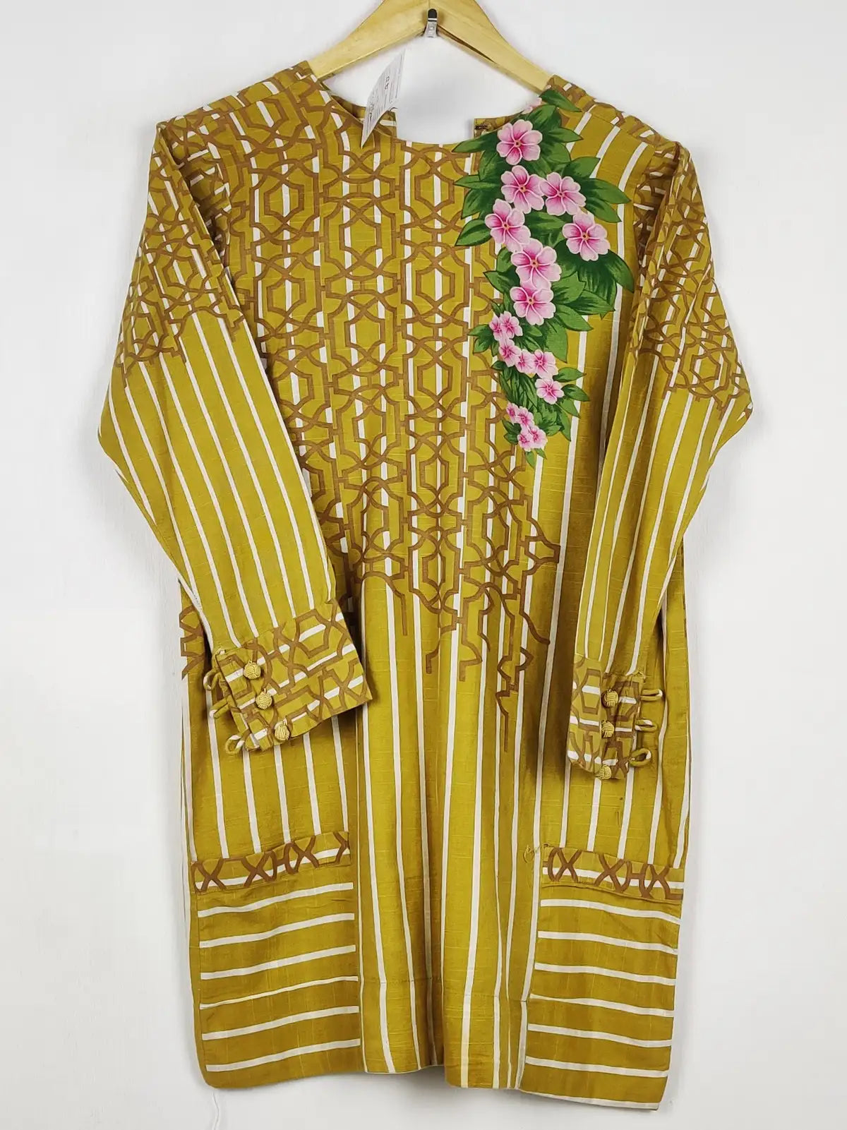Buy online pre-used pre-loved 100% authentic & Original branded Unknown Brand (WBK-3622) available in Pakistan. Top international brands avilable.