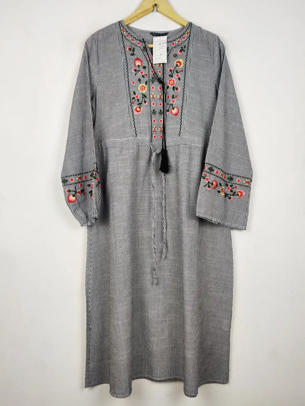 Buy online pre-used pre-loved 100% authentic & Original branded Shein (WBK-3699) available in Pakistan. Top international brands avilable.