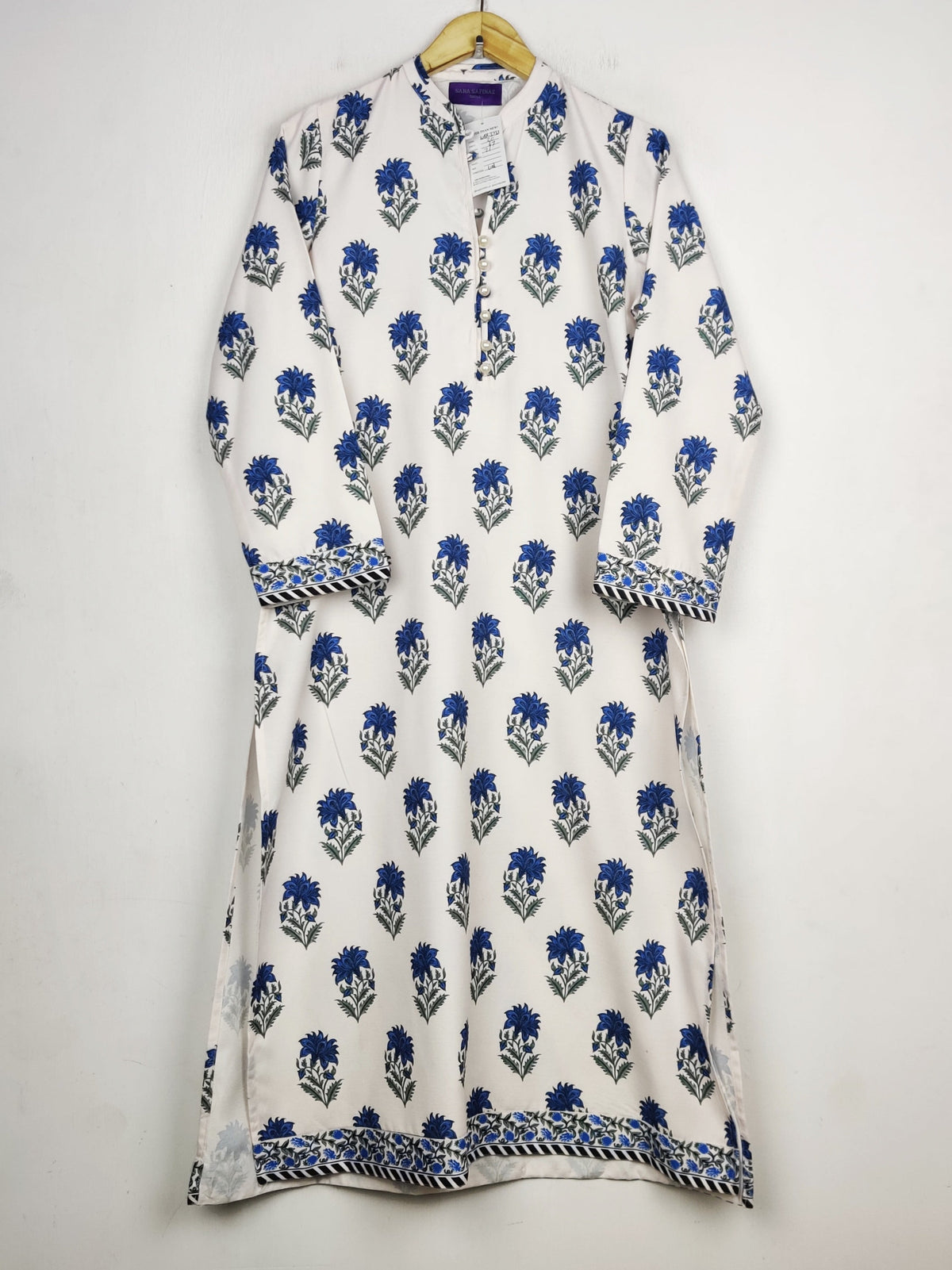 Buy online pre-used pre-loved 100% authentic & Original branded Sana Safinaz (WBK-3733) available in Pakistan. Top international brands avilable.
