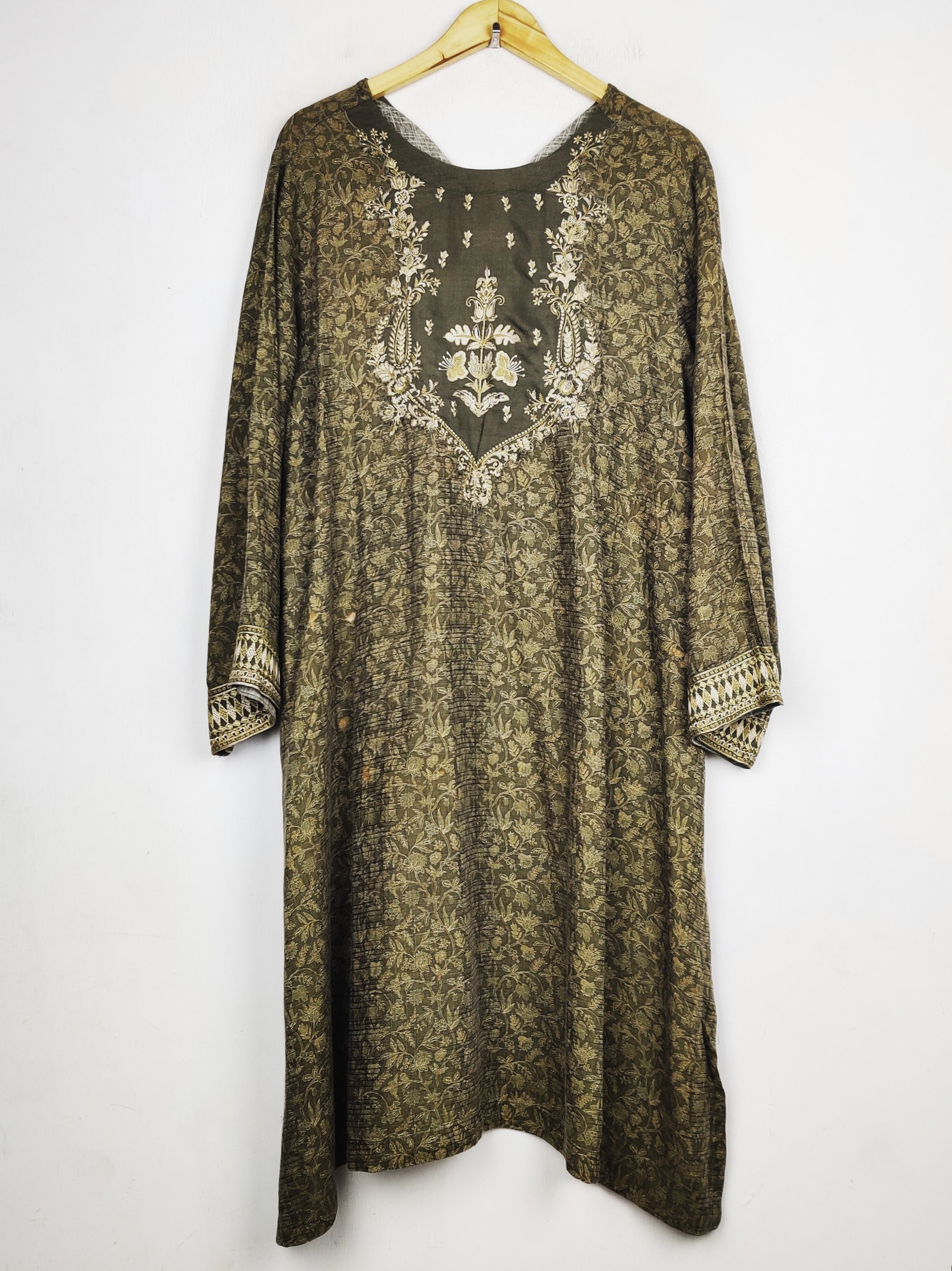 Buy online pre-used pre-loved 100% authentic & Original branded Ethnic (WBK-3742) available in Pakistan. Top international brands avilable.