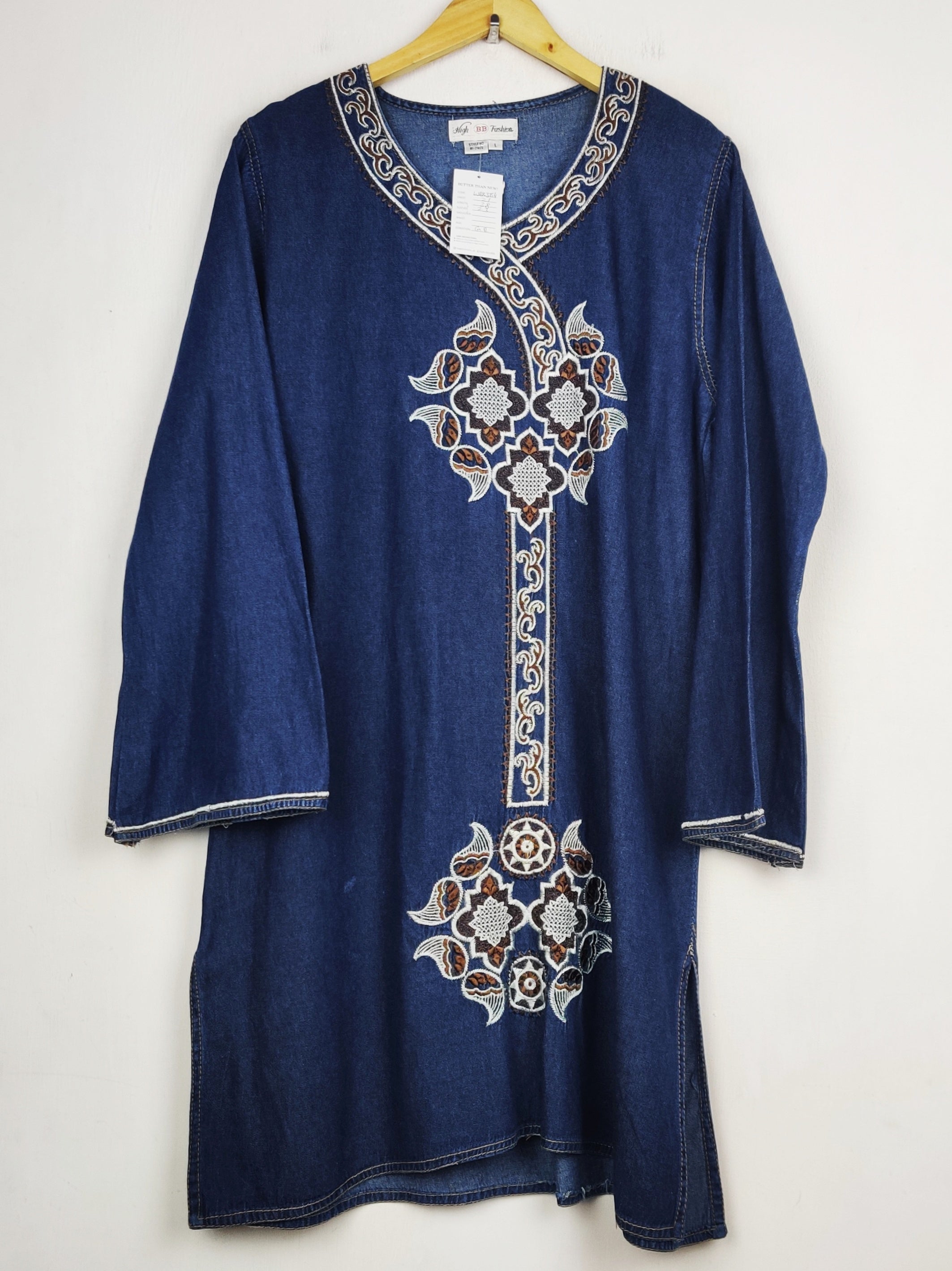 Buy online pre-used pre-loved 100% authentic & Original branded High Fashion (WBK-3754) available in Pakistan. Top international brands avilable.