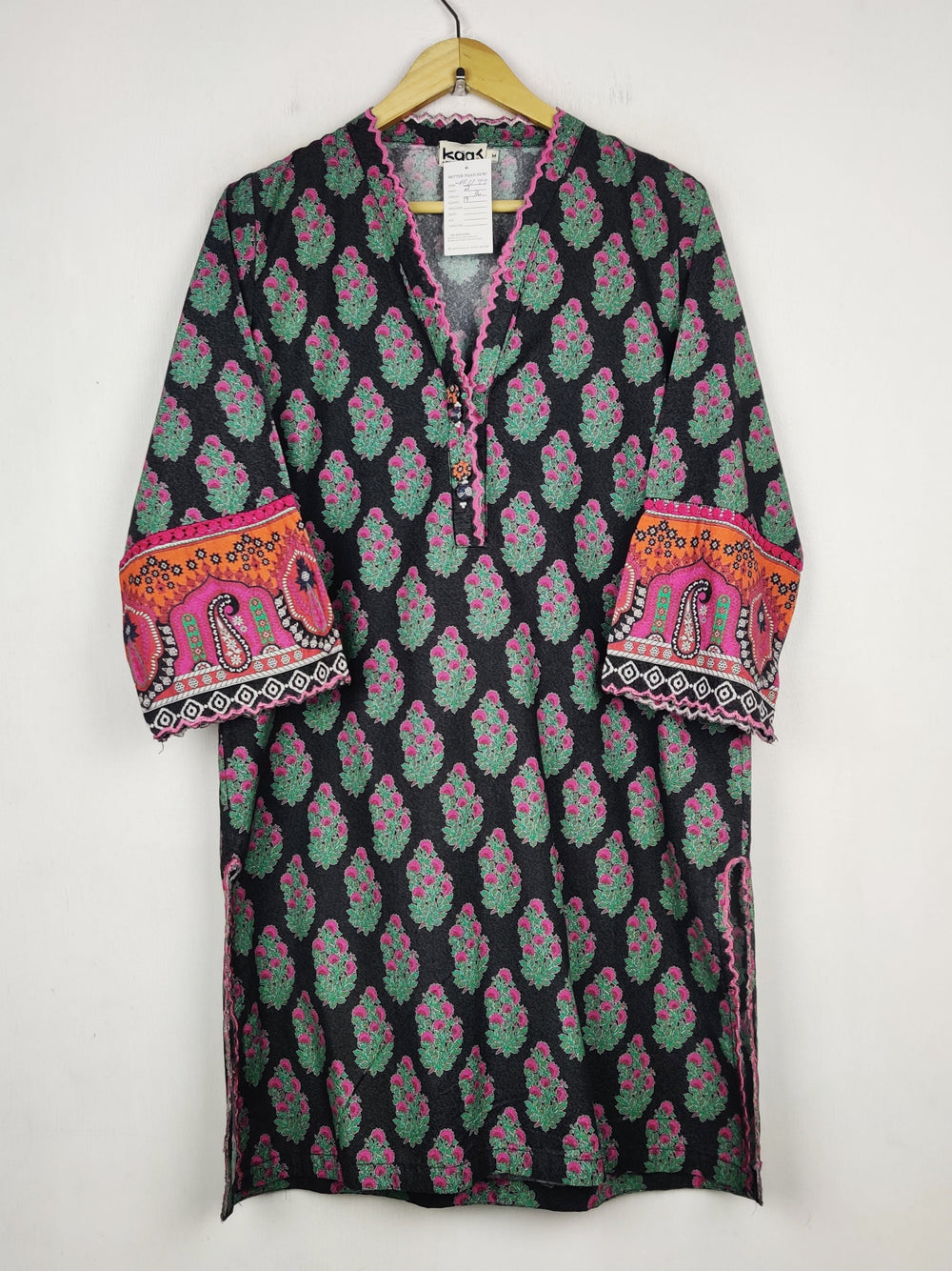 Buy online pre-used pre-loved 100% authentic & Original branded Kaas (WBK-3799) available in Pakistan. Top international brands avilable.