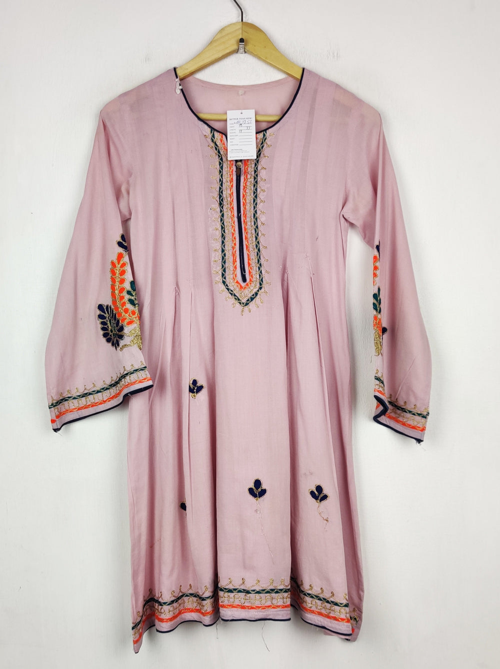Buy online pre-used pre-loved 100% authentic & Original branded Unknown Brand (WBK-3852) available in Pakistan. Top international brands avilable.