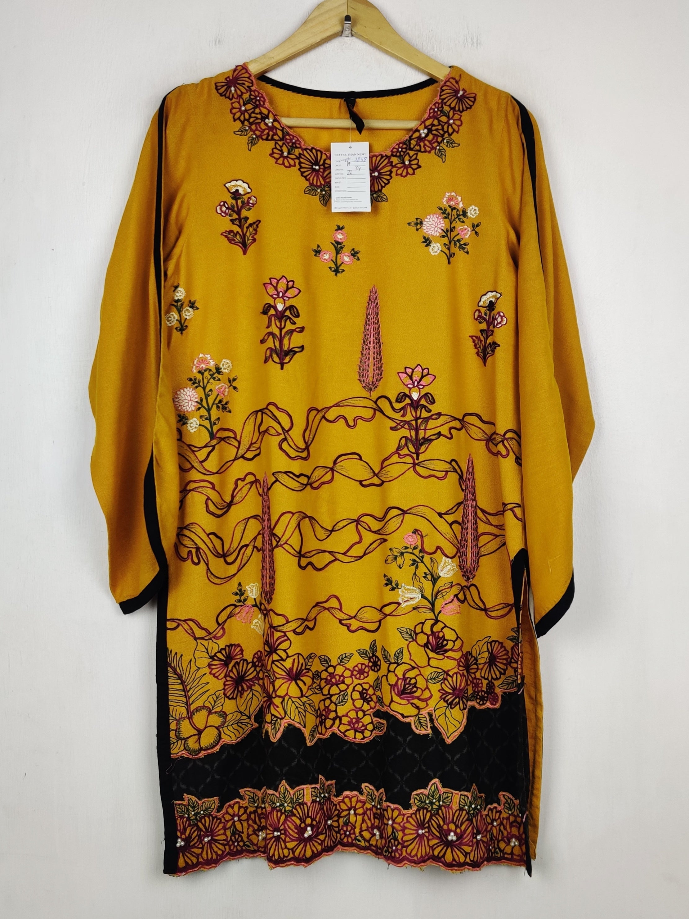 Buy online pre-used pre-loved 100% authentic & Original branded Warda (WBK-3858) available in Pakistan. Top international brands avilable.