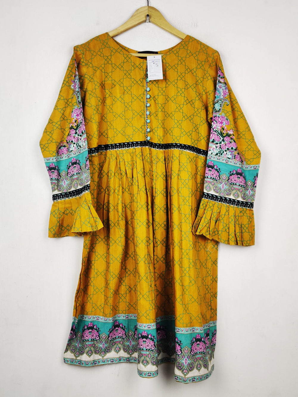 Buy online pre-used pre-loved 100% authentic & Original branded Femme (WBK-3915) available in Pakistan. Top international brands avilable.