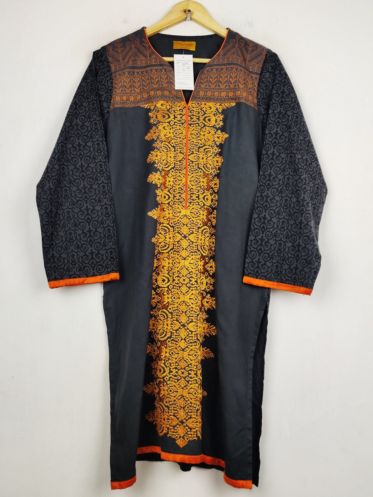 Buy online pre-used pre-loved 100% authentic & Original branded Sana Safinaz (WBK-3978) available in Pakistan. Top international brands avilable.