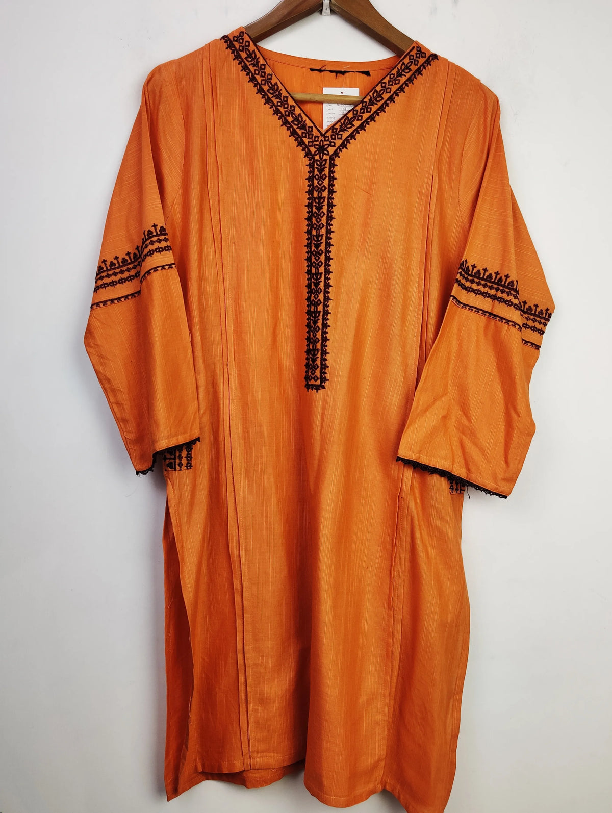 Buy online pre-used pre-loved 100% authentic & Original branded Unknown Brand (WBK-548) available in Pakistan. Top international brands avilable.