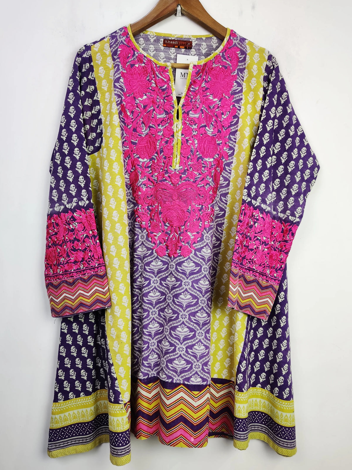 Buy online pre-used pre-loved 100% authentic & Original branded Khaadi (WBK-622) available in Pakistan. Top international brands avilable.