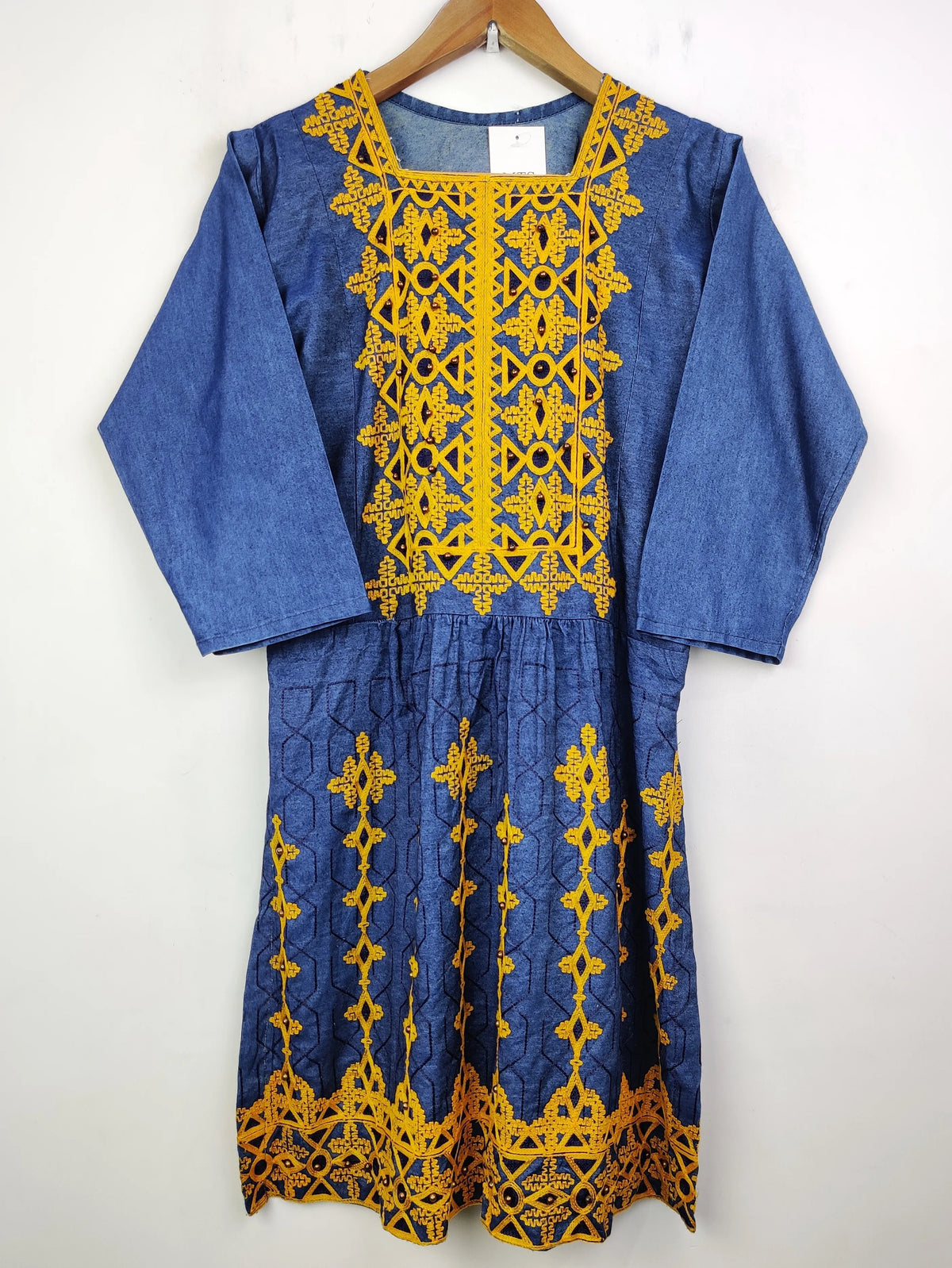Buy online pre-used pre-loved 100% authentic & Original branded Unknown Brand (WBK-629) available in Pakistan. Top international brands avilable.
