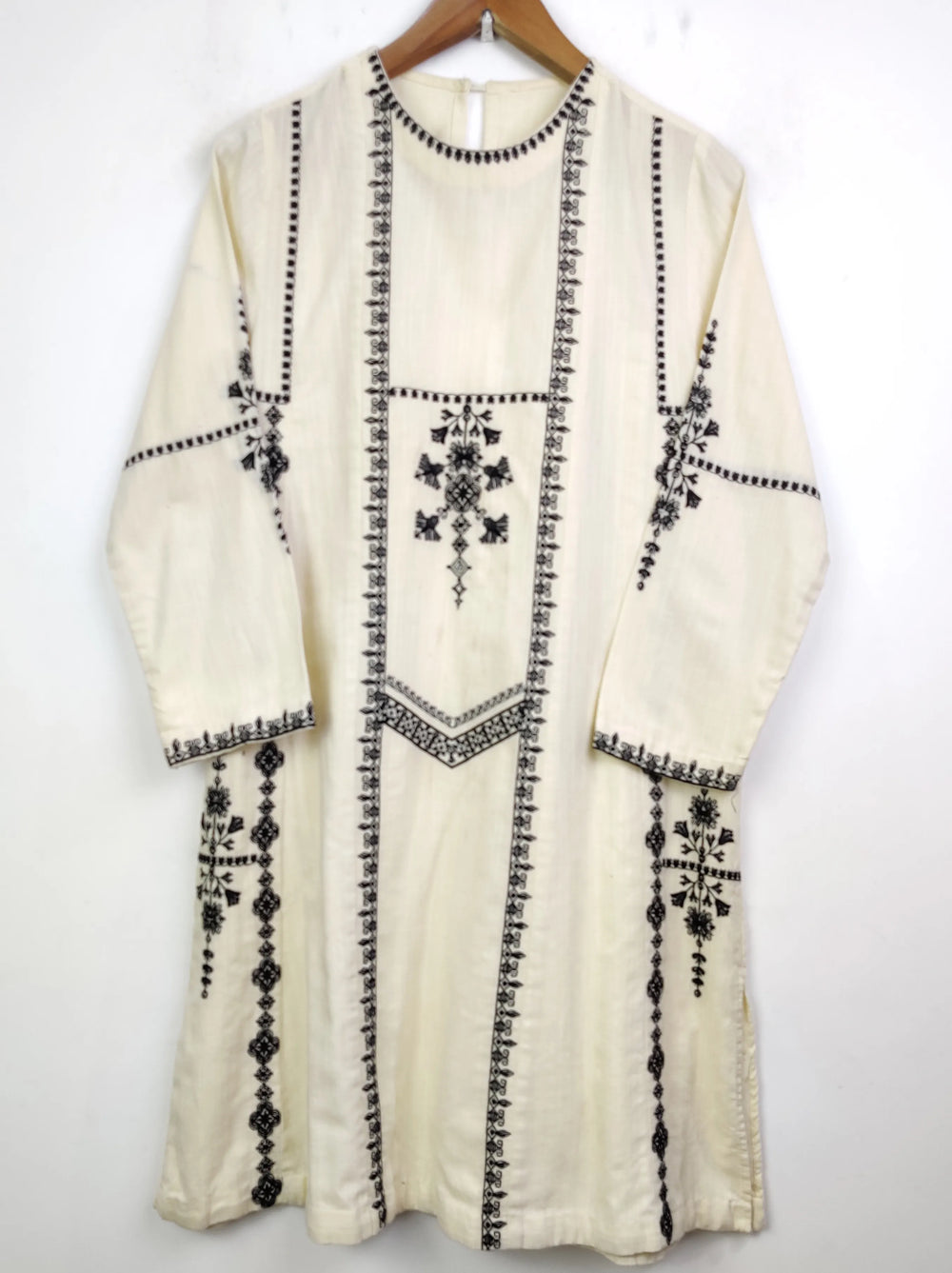 Buy online pre-used pre-loved 100% authentic & Original branded Ethnic (WBK-781) available in Pakistan. Top international brands avilable.
