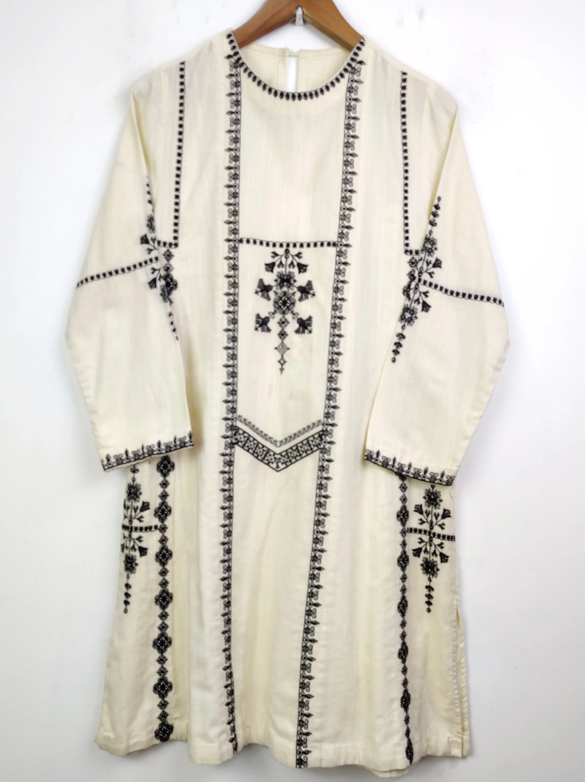 Buy online pre-used pre-loved 100% authentic & Original branded Ethnic (WBK-781) available in Pakistan. Top international brands avilable.