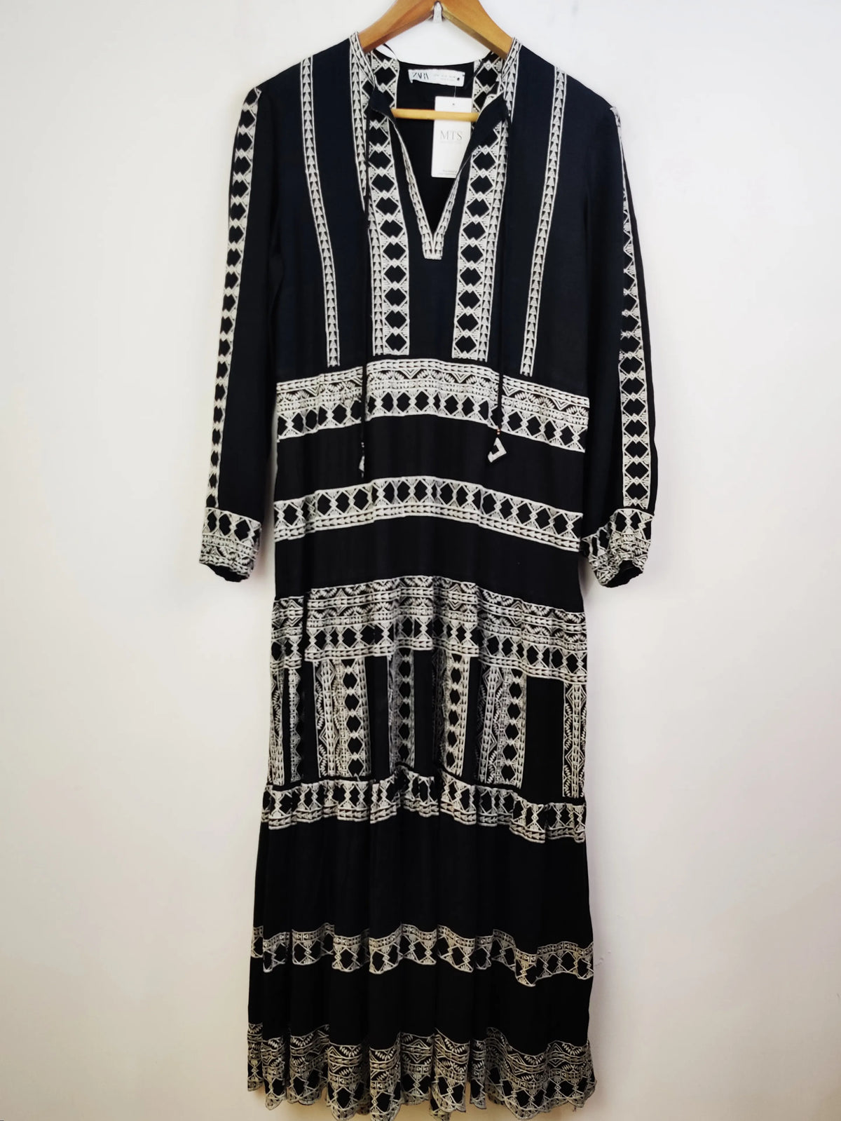 Buy online pre-used pre-loved 100% authentic & Original branded Zara (WBK-811) available in Pakistan. Top international brands avilable.