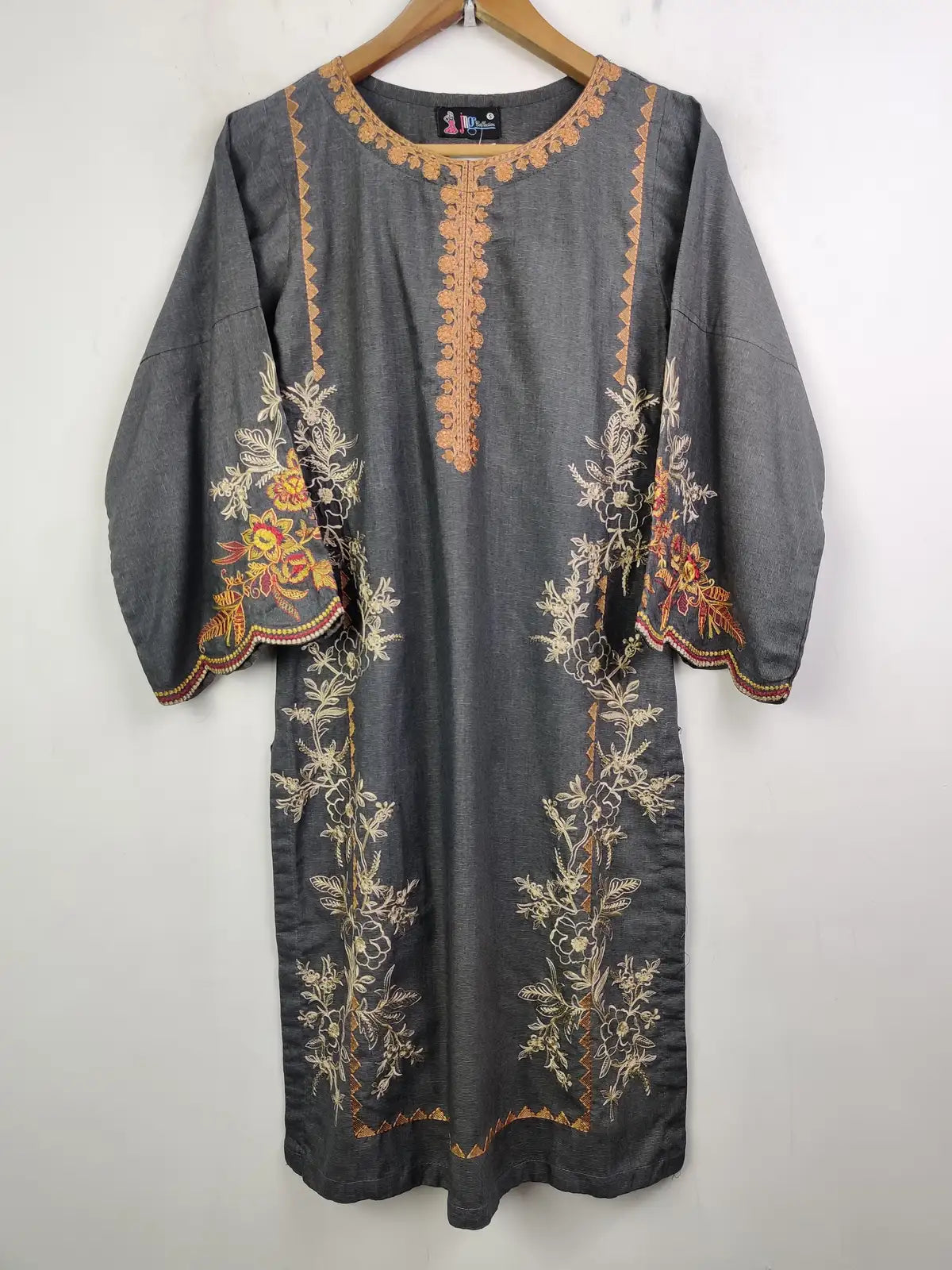 Buy online pre-used pre-loved 100% authentic & Original branded Gng Collection (WBK-886) available in Pakistan. Top international brands avilable.