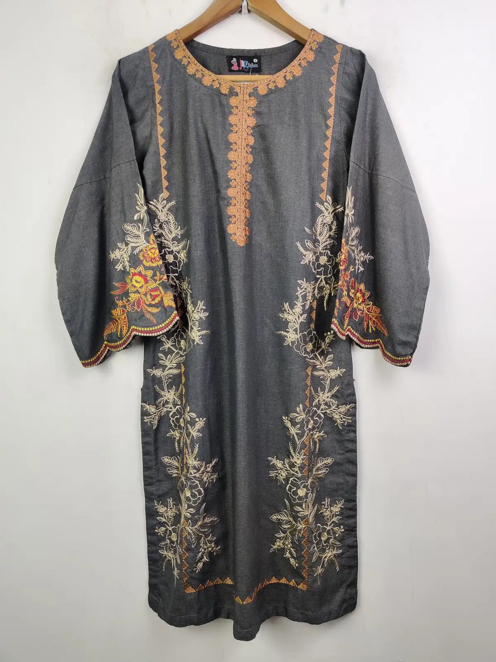 Buy online pre-used pre-loved 100% authentic & Original branded Gng Collection (WBK-886) available in Pakistan. Top international brands avilable.