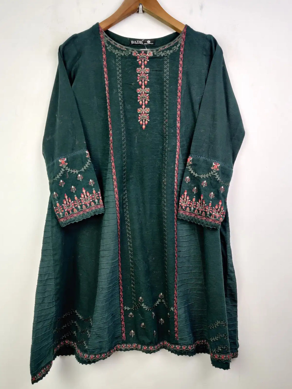 Buy online pre-used pre-loved 100% authentic & Original branded Batik (WBK-910) available in Pakistan. Top international brands avilable.