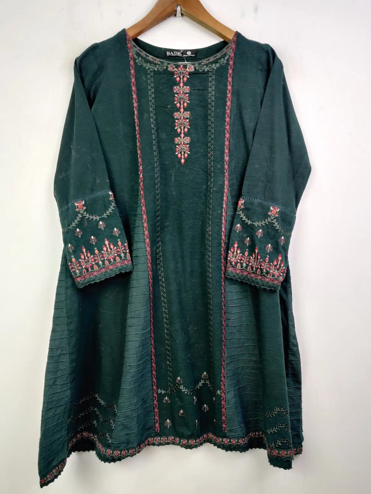 Buy online pre-used pre-loved 100% authentic & Original branded Batik (WBK-910) available in Pakistan. Top international brands avilable.