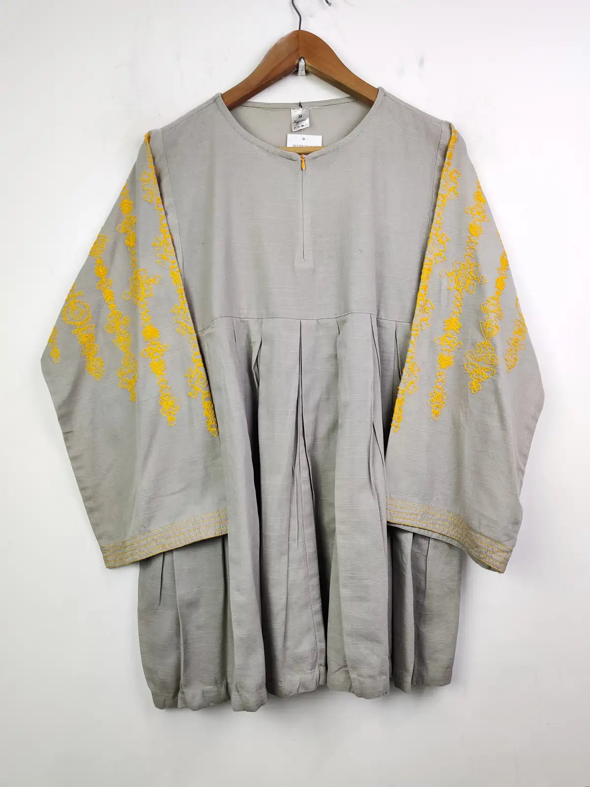Buy online pre-used pre-loved 100% authentic & Original branded Kayseria (WBK-934) available in Pakistan. Top international brands avilable.