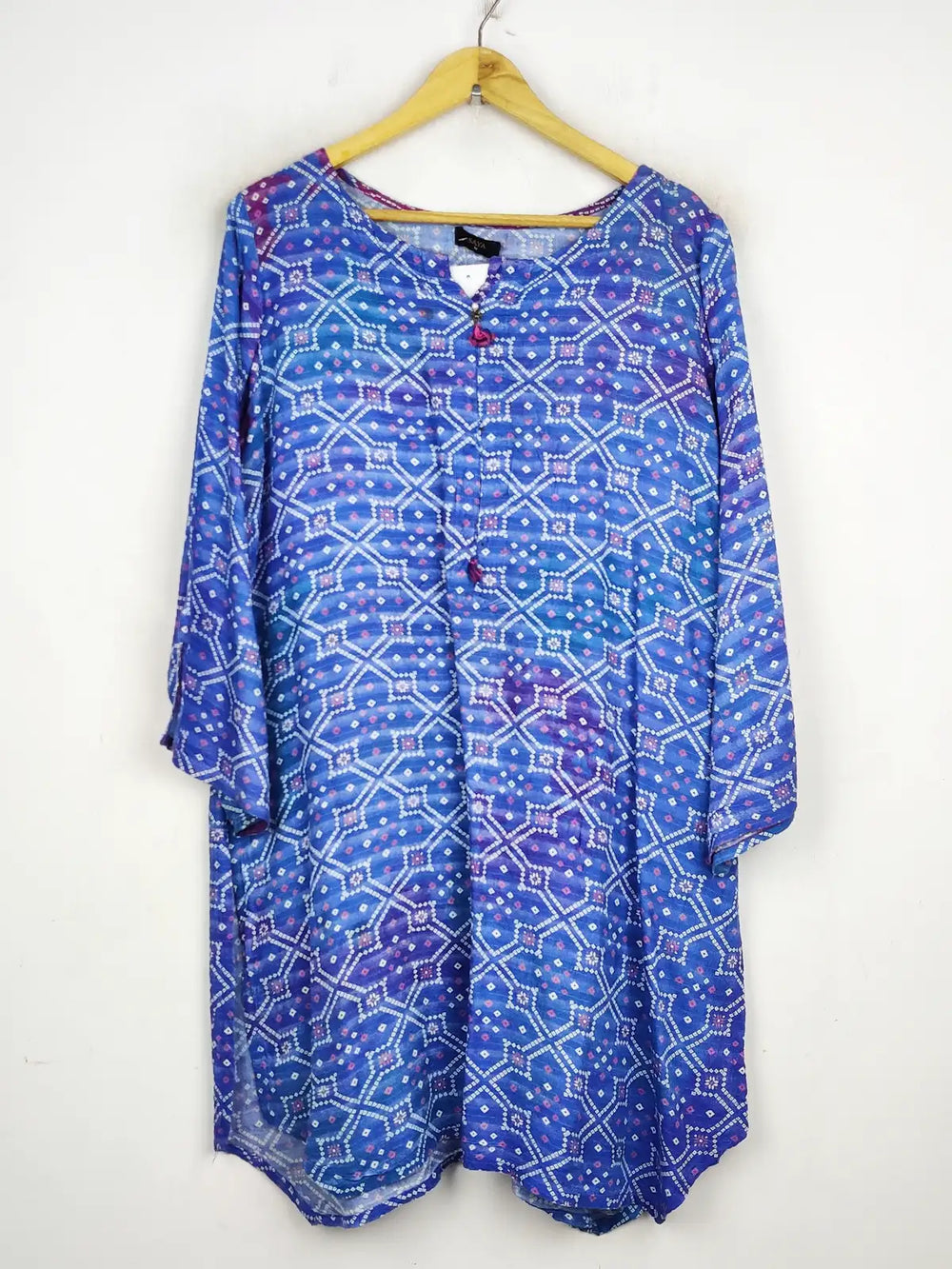 Buy online pre-used pre-loved 100% authentic & Original branded Saya (WBK-982) available in Pakistan. Top international brands avilable.