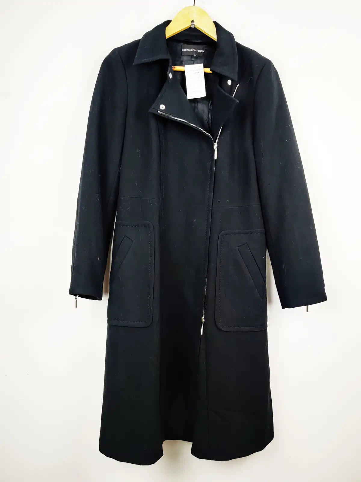 Buy online pre-used pre-loved 100% authentic & Original branded Limited Collection (WC-2609) available in Pakistan. Top international brands avilable.