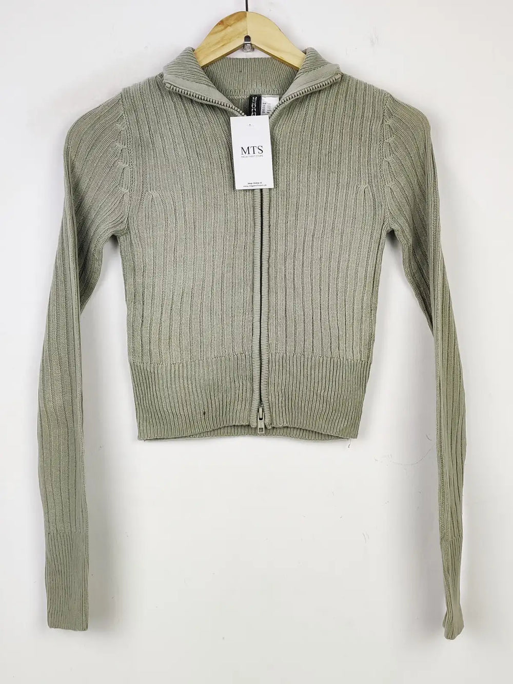 Buy online pre-used pre-loved 100% authentic & Original branded H&M (WCT-2802) available in Pakistan. Top international brands avilable.