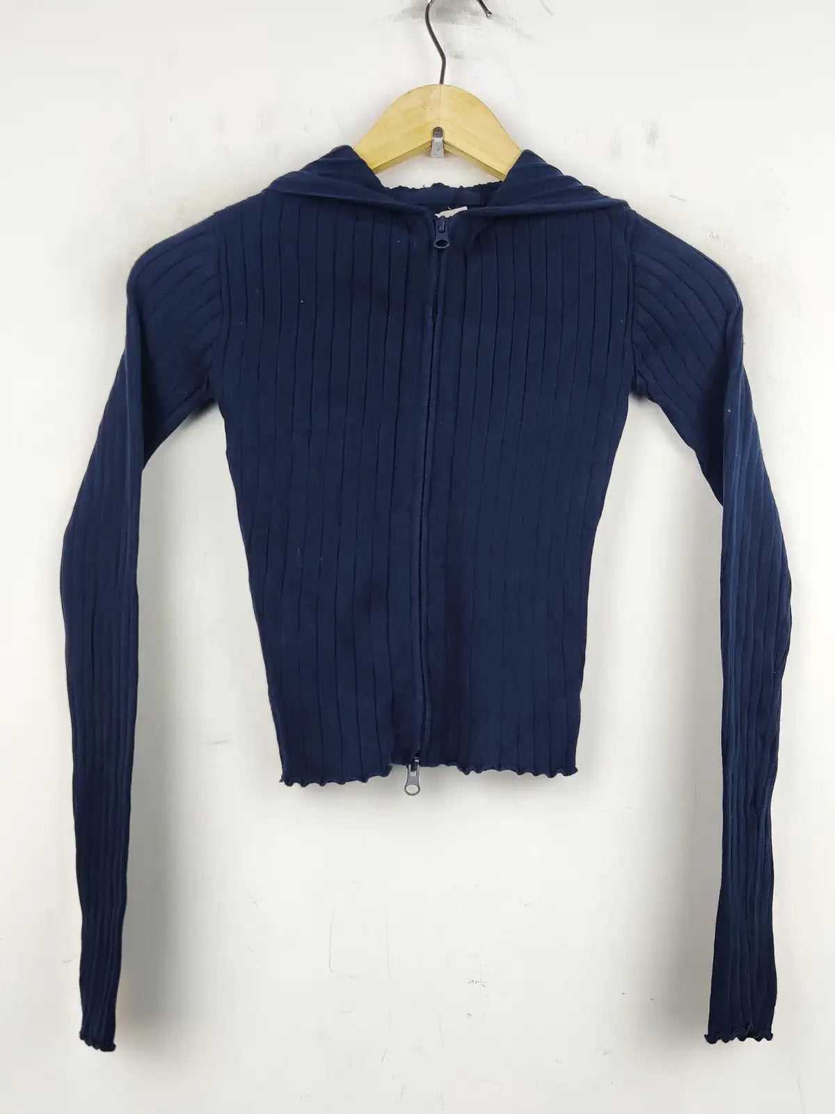 Buy online pre-used pre-loved 100% authentic & Original branded Suite Benedict (WCT-610) available in Pakistan. Top international brands avilable.