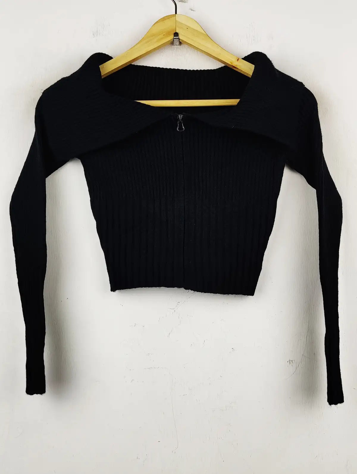 Buy online pre-used pre-loved 100% authentic & Original branded Unknown Brand (WCT-960) available in Pakistan. Top international brands avilable.