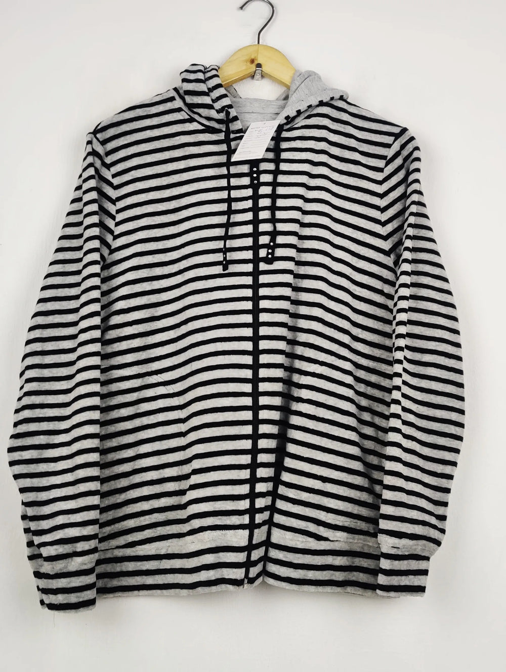 Buy online pre-used pre-loved 100% authentic & Original branded Bm (WH-217) available in Pakistan. Top international brands avilable.