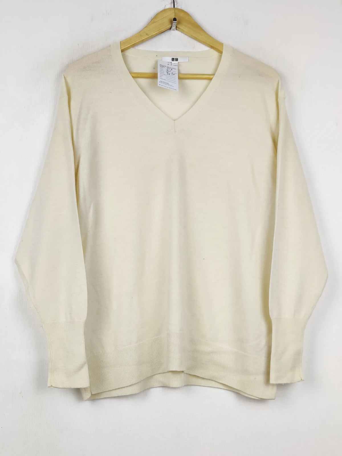 Buy online pre-used pre-loved 100% authentic & Original branded Uniqlo (WJS-1108) available in Pakistan. Top international brands avilable.