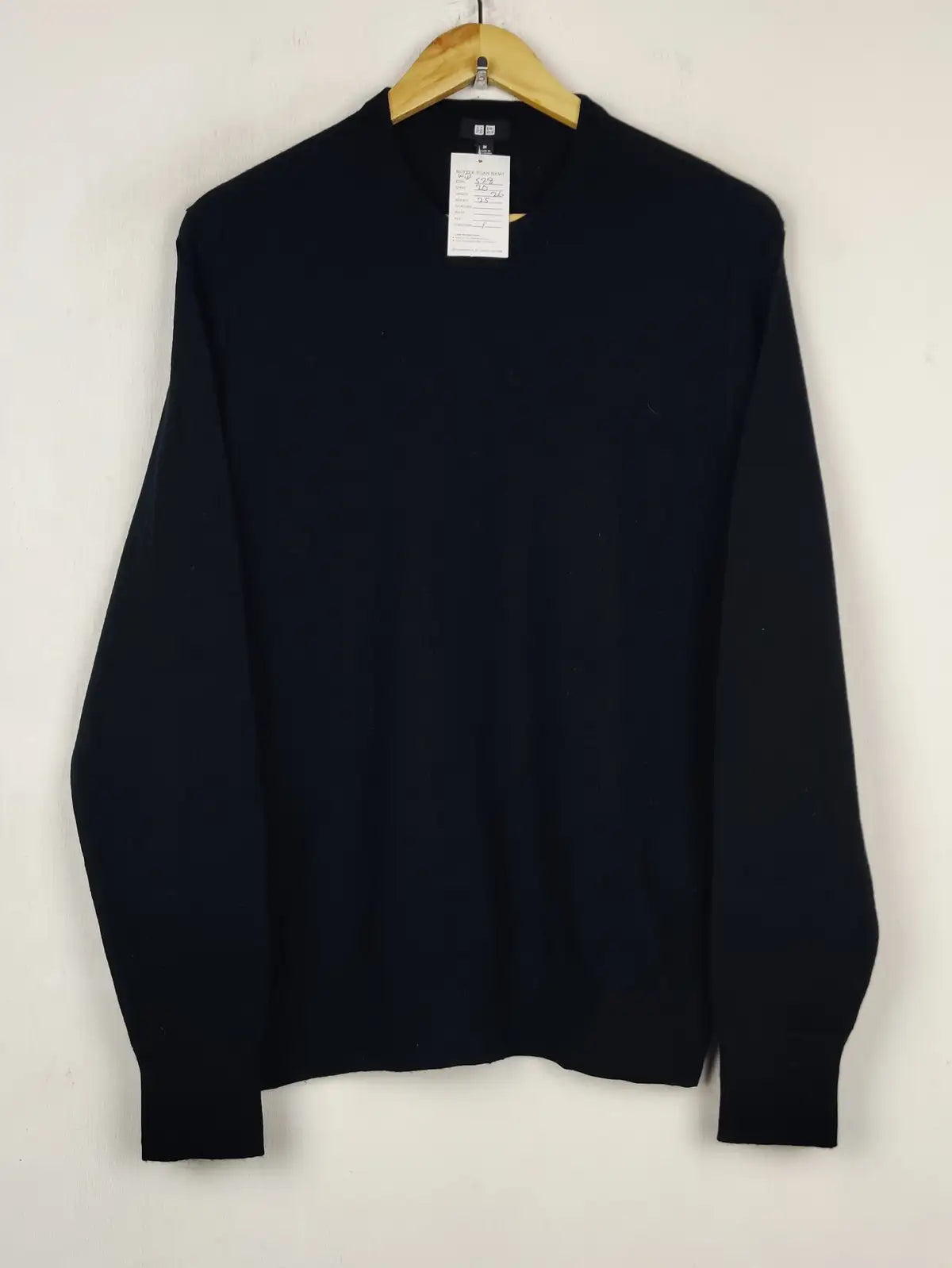 Buy online pre-used pre-loved 100% authentic & Original branded Uniqlo (WJS-528) available in Pakistan. Top international brands avilable.
