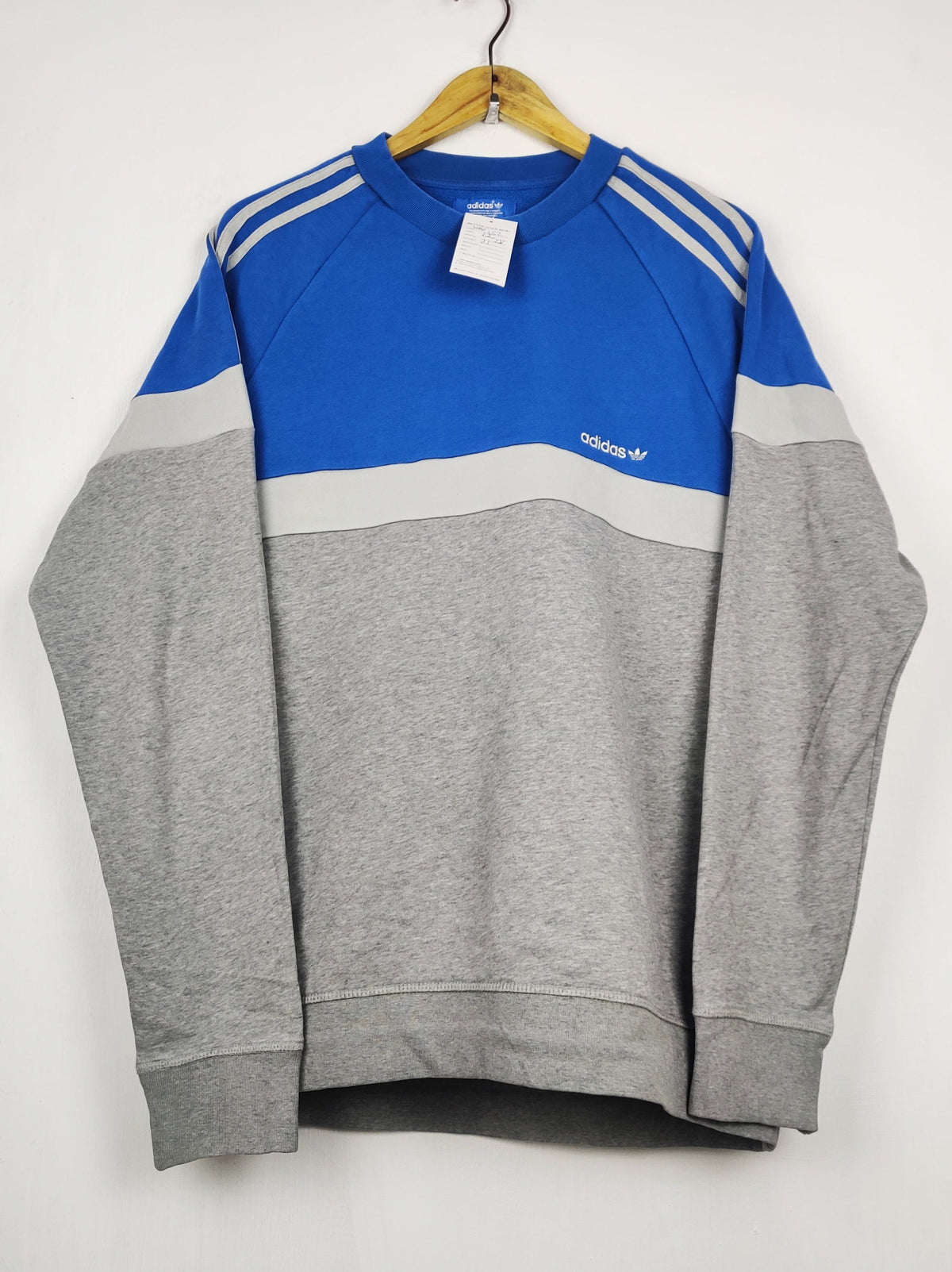 Buy online pre-used pre-loved 100% authentic & Original branded A.D.I.D.A.S (WMS-152) available in Pakistan. Top international brands avilable.