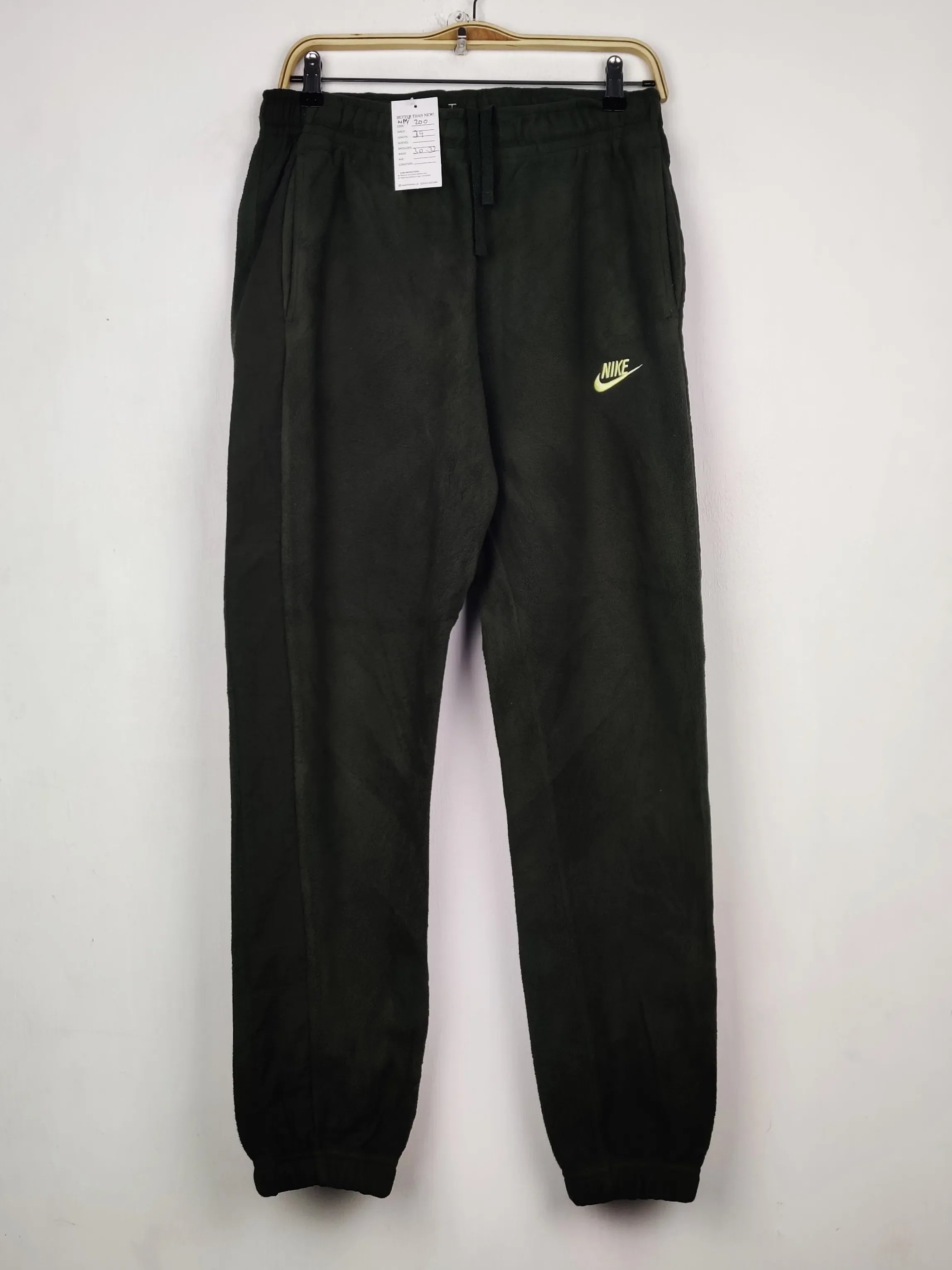 Buy online pre-used pre-loved 100% authentic & Original branded N.I.K.E (WMT-200) available in Pakistan. Top international brands avilable.