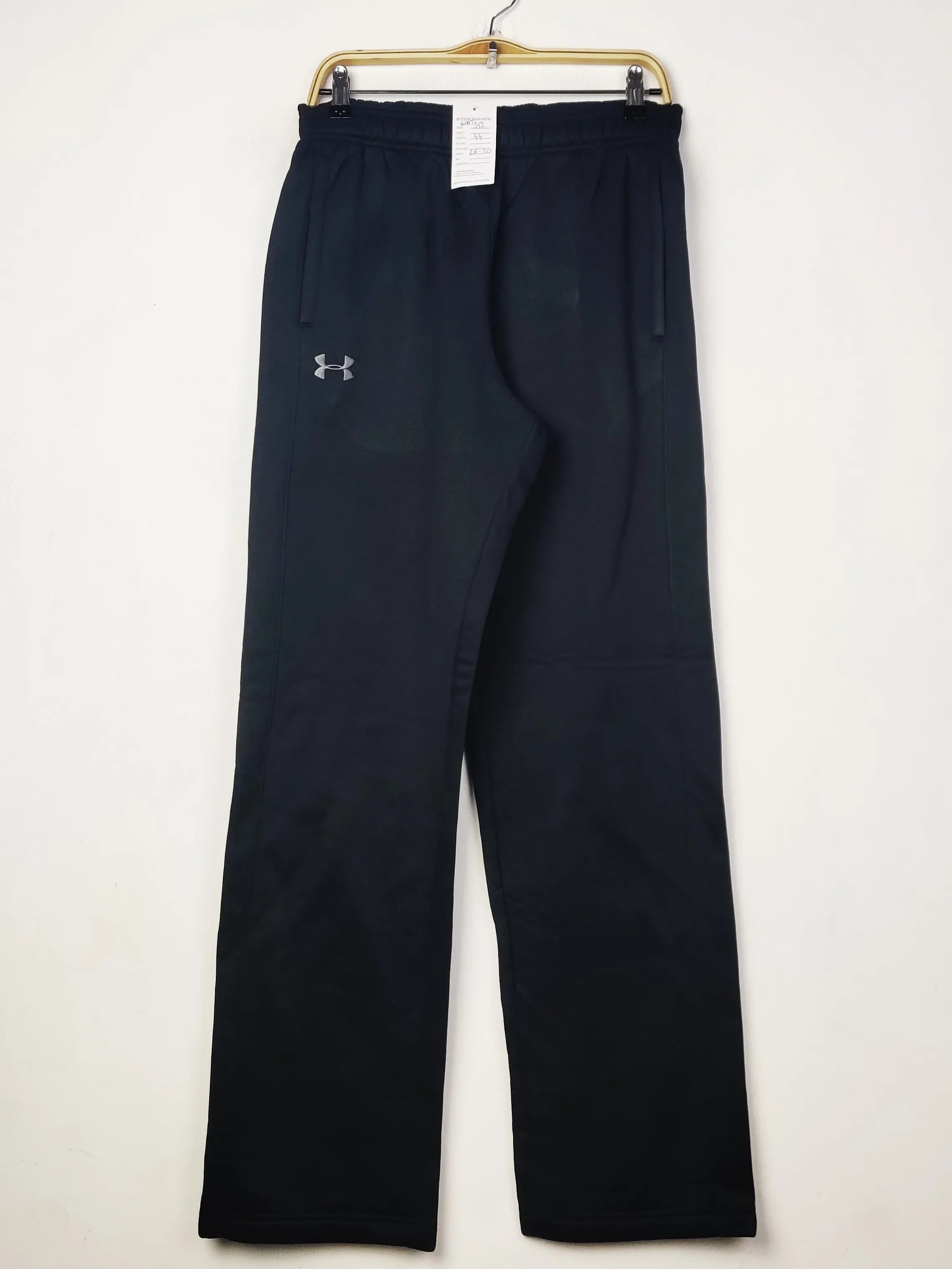 Buy online pre-used pre-loved 100% authentic & Original branded U.N.D.E.R A.R.M.O.U.R (WMT-312) available in Pakistan. Top international brands avilable.