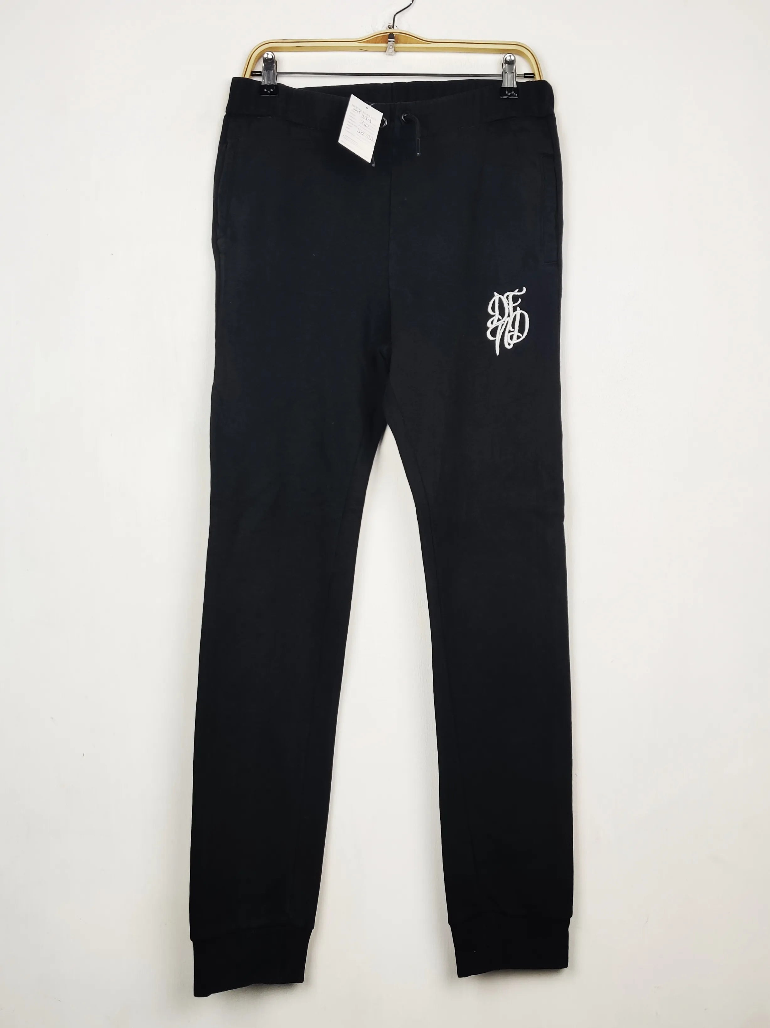 Buy online pre-used pre-loved 100% authentic & Original branded Df Collection (WMT-379) available in Pakistan. Top international brands avilable.