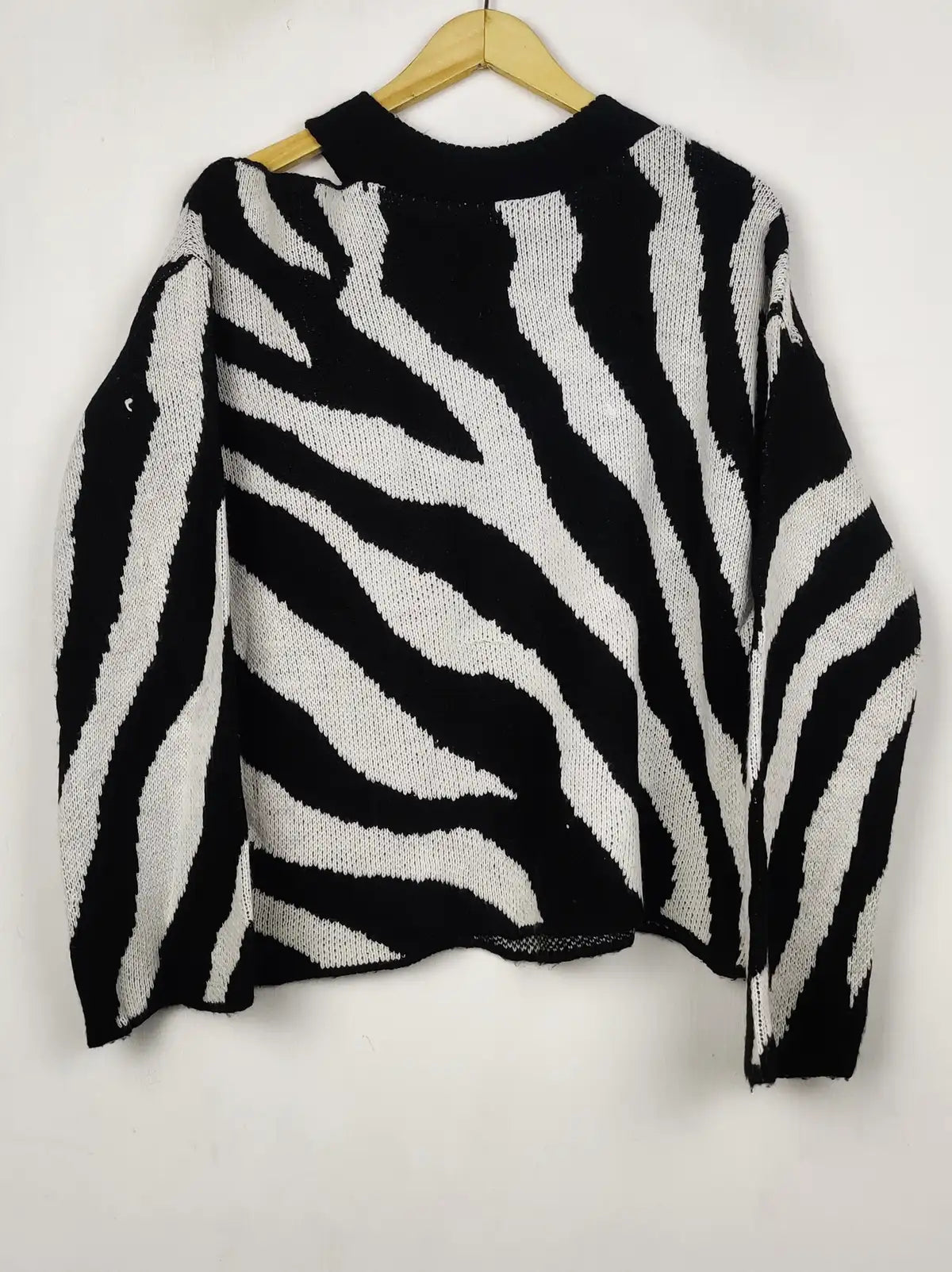 Buy online pre-used pre-loved 100% authentic & Original branded Unknown Brand (WT-10532) available in Pakistan. Top international brands avilable.