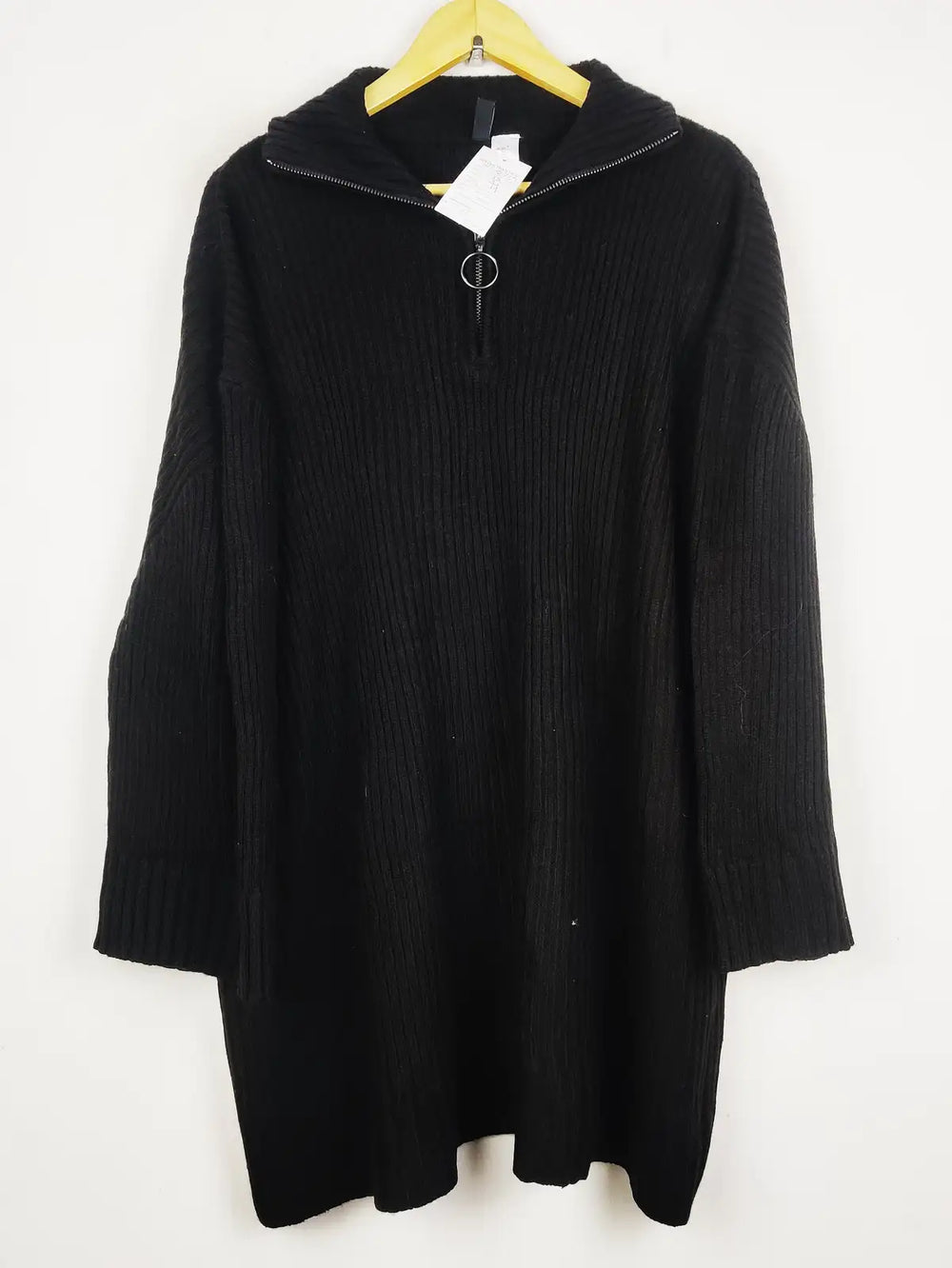 Buy online pre-used pre-loved 100% authentic & Original branded H&M (WT-10738) available in Pakistan. Top international brands avilable.