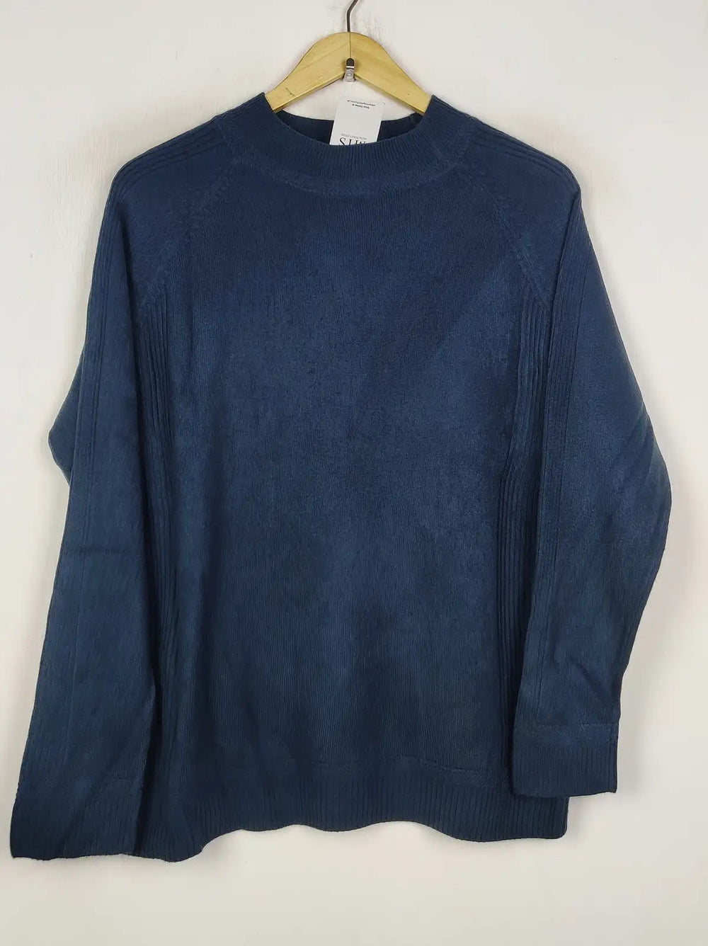 Buy online pre-used pre-loved 100% authentic & Original branded First Avenue (WT-10886) available in Pakistan. Top international brands avilable.