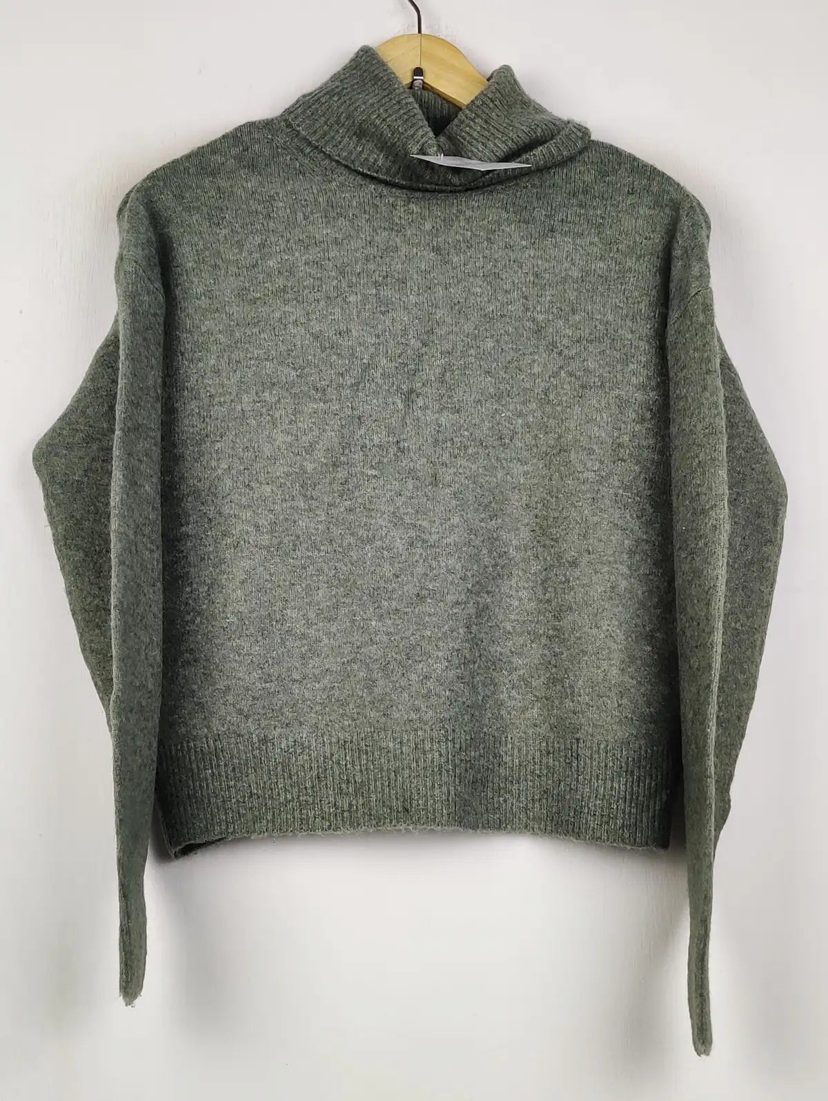 Buy online pre-used pre-loved 100% authentic & Original branded H&M (WT-10910) available in Pakistan. Top international brands avilable.